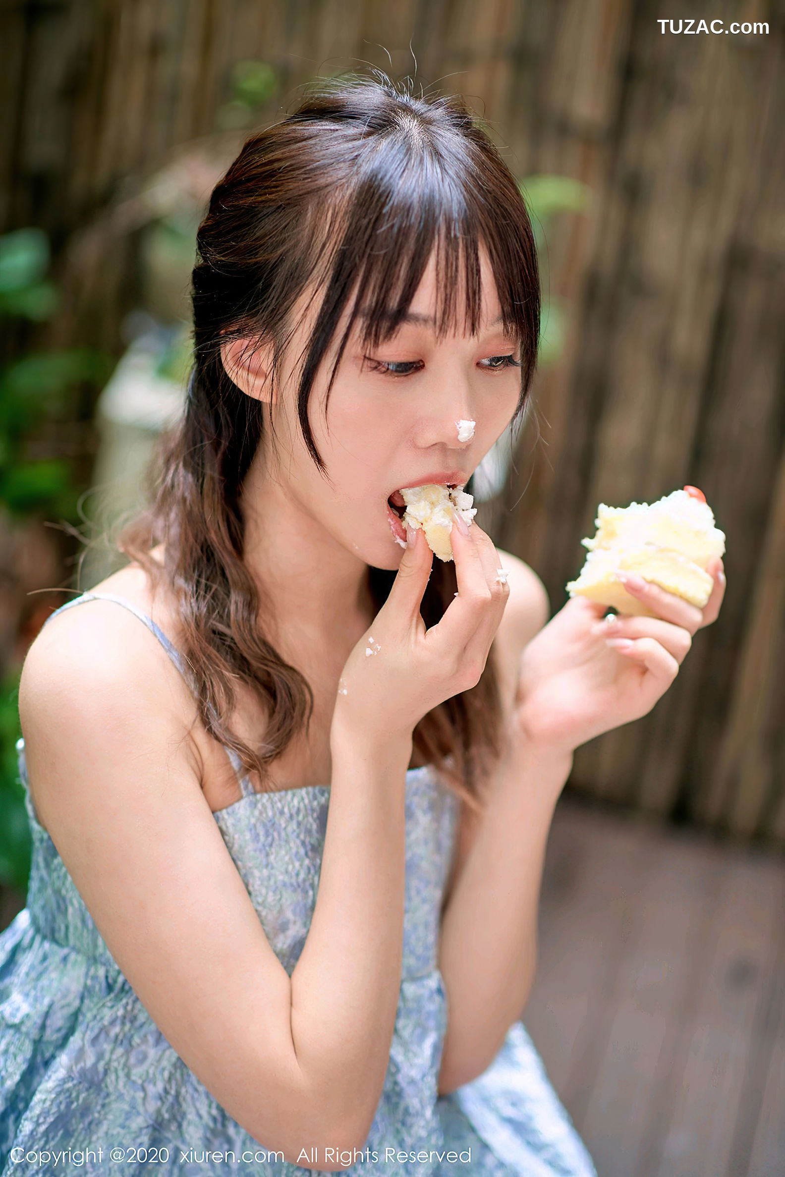 XiuRen秀人网-2533-尤其-《一个用小脚丫在T恤上画画的女画家》-2020.09.07