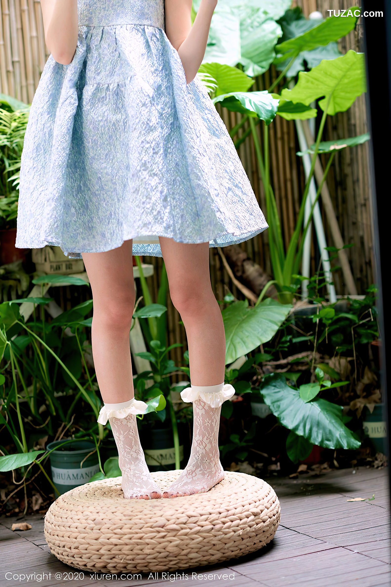 XiuRen秀人网-2533-尤其-《一个用小脚丫在T恤上画画的女画家》-2020.09.07