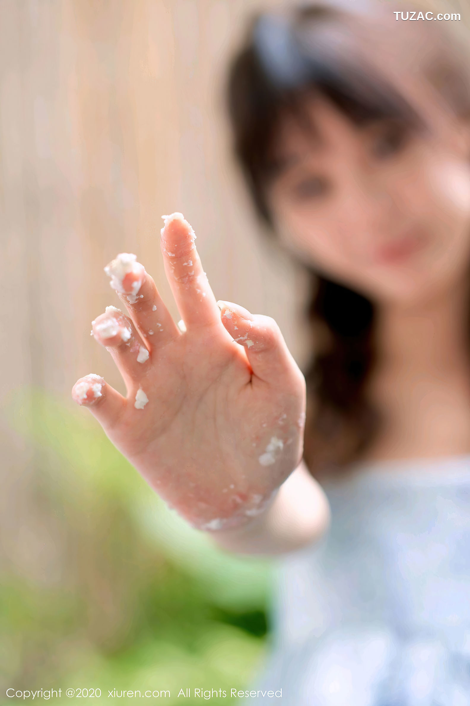 XiuRen秀人网-2533-尤其-《一个用小脚丫在T恤上画画的女画家》-2020.09.07