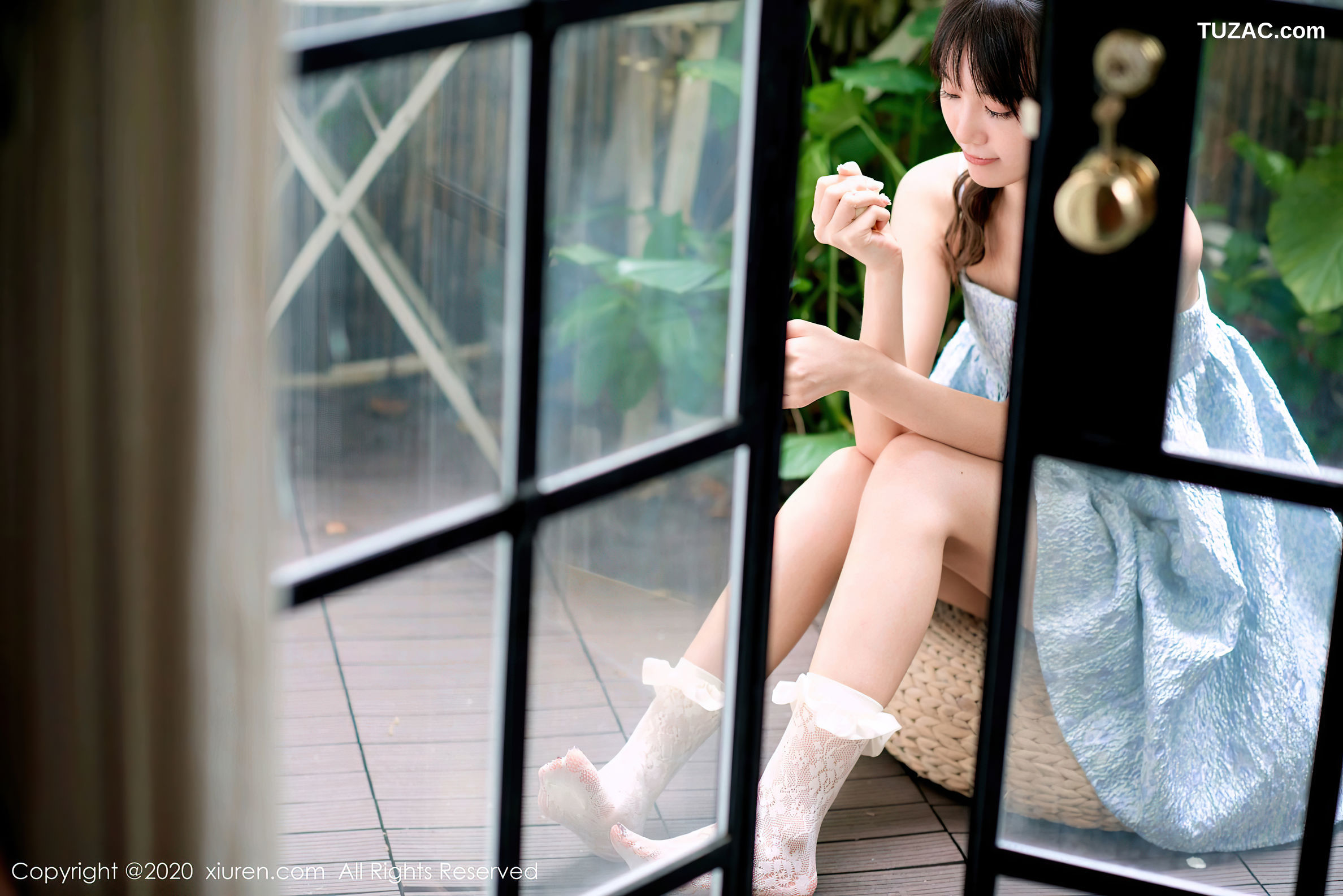 XiuRen秀人网-2533-尤其-《一个用小脚丫在T恤上画画的女画家》-2020.09.07