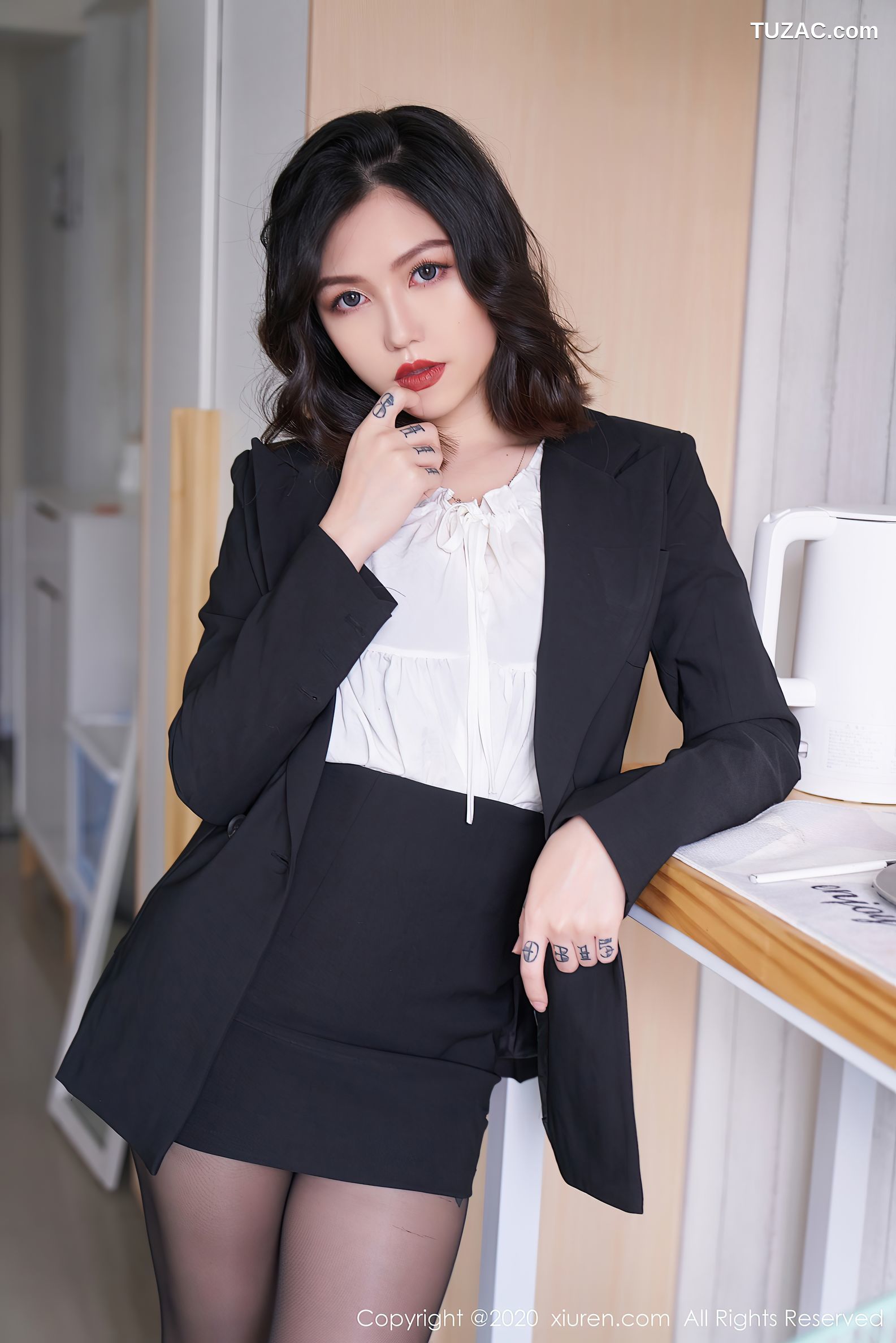 XiuRen秀人网-2711-舌尖上的菊花Ace-《黑衣主题系列》-2020.10.29