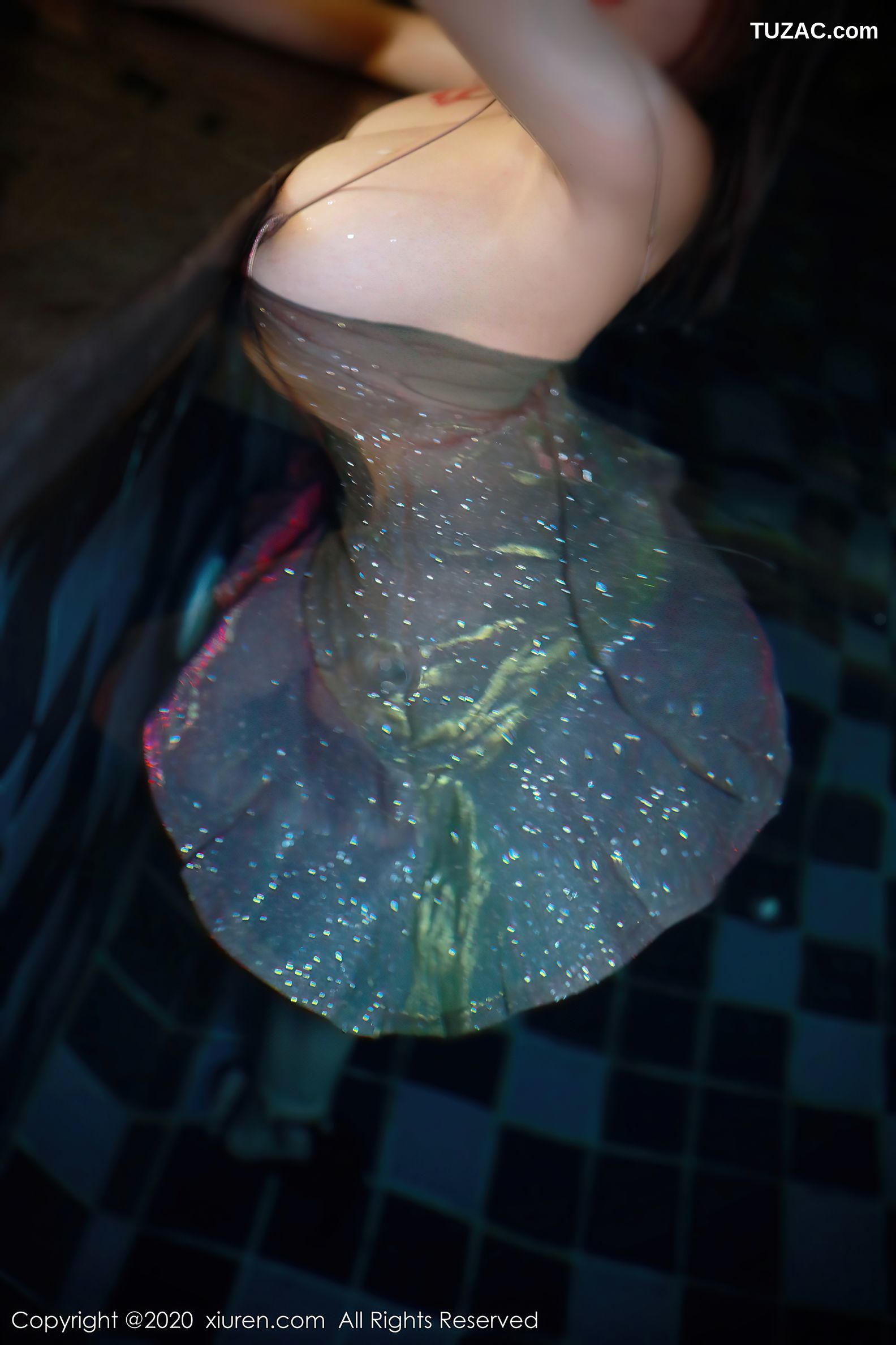 XiuRen秀人网-2779-美七Mia-《泳池闪亮连衣裙系列》-2020.11.13