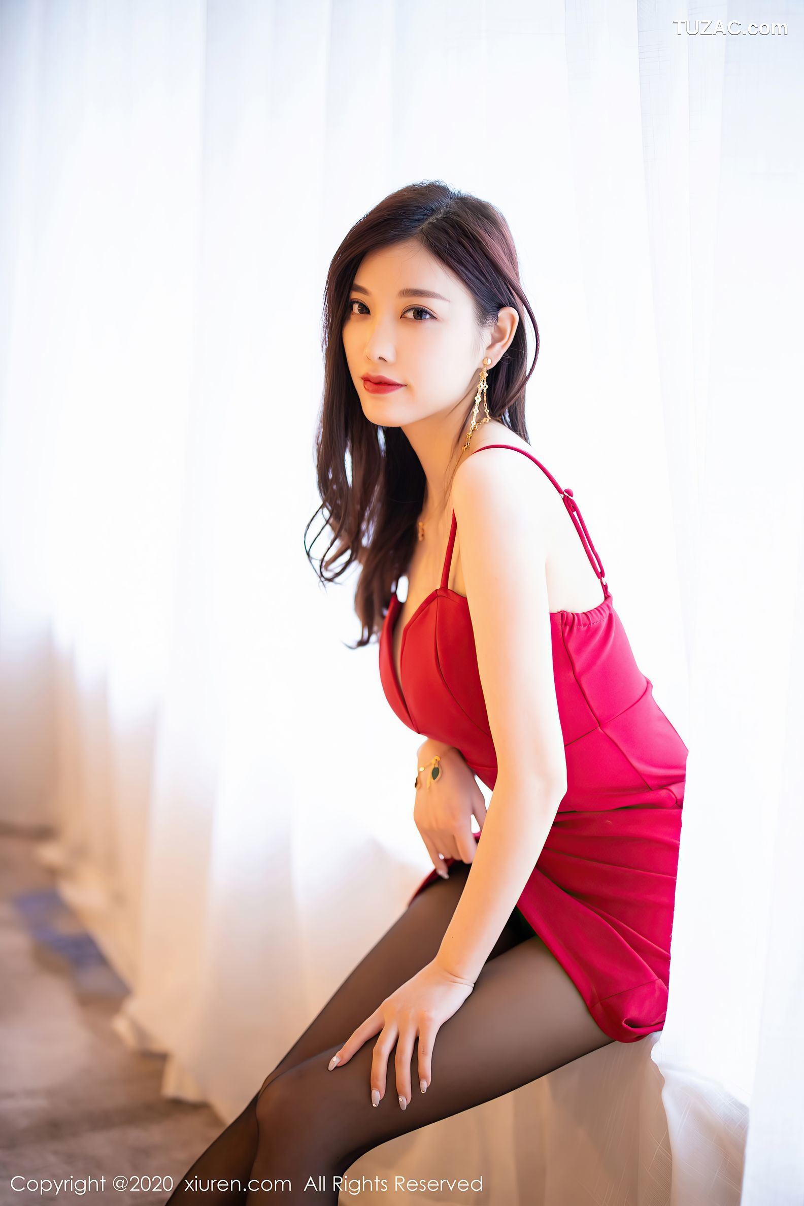 XiuRen秀人网-2800-杨晨晨-《一袭黑色吊裙与魅惑黑丝》-2020.11.18