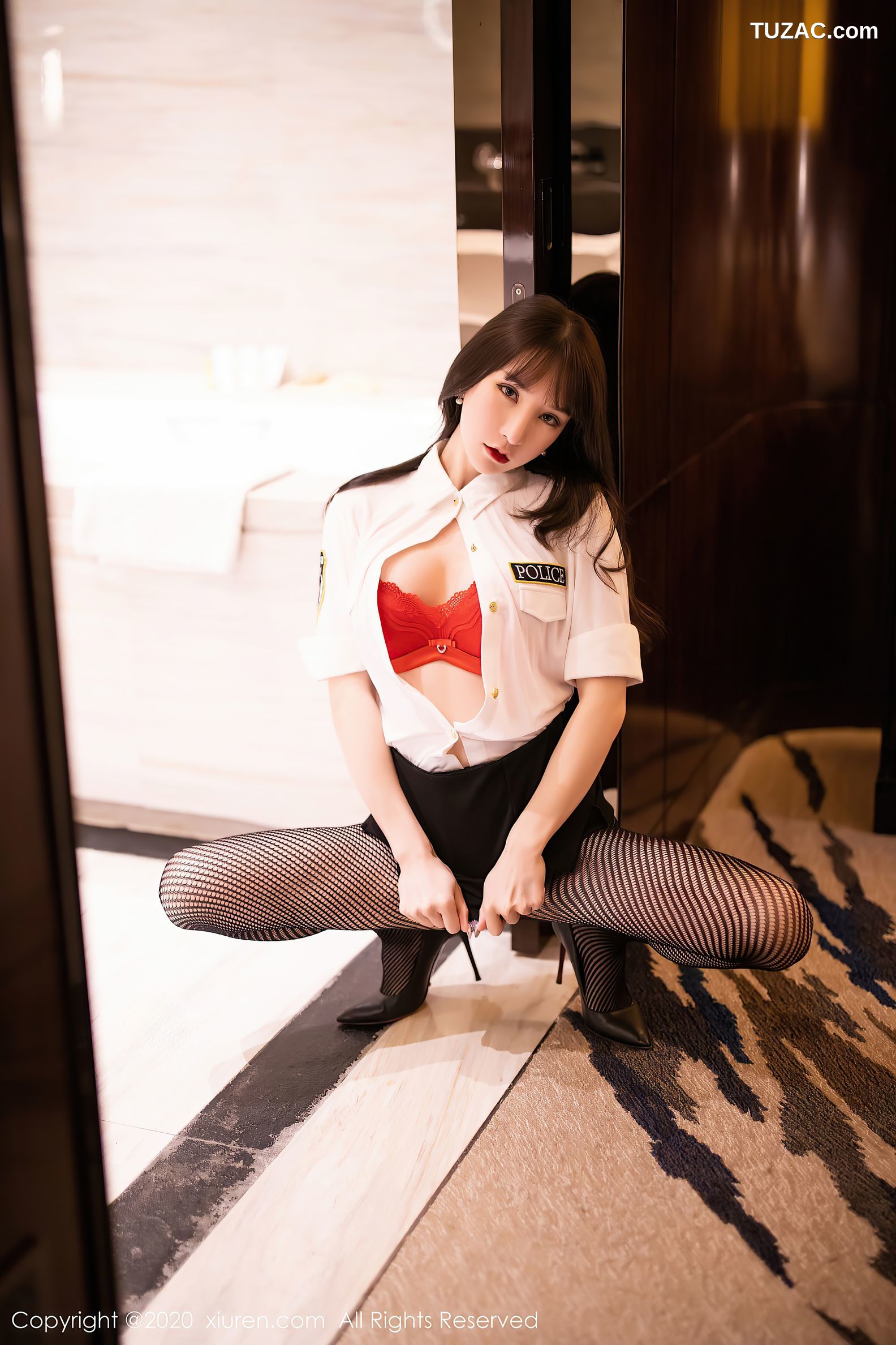 XiuRen秀人网-2820-周于希-《街头上的时尚魅力与制服》-2020.11.24