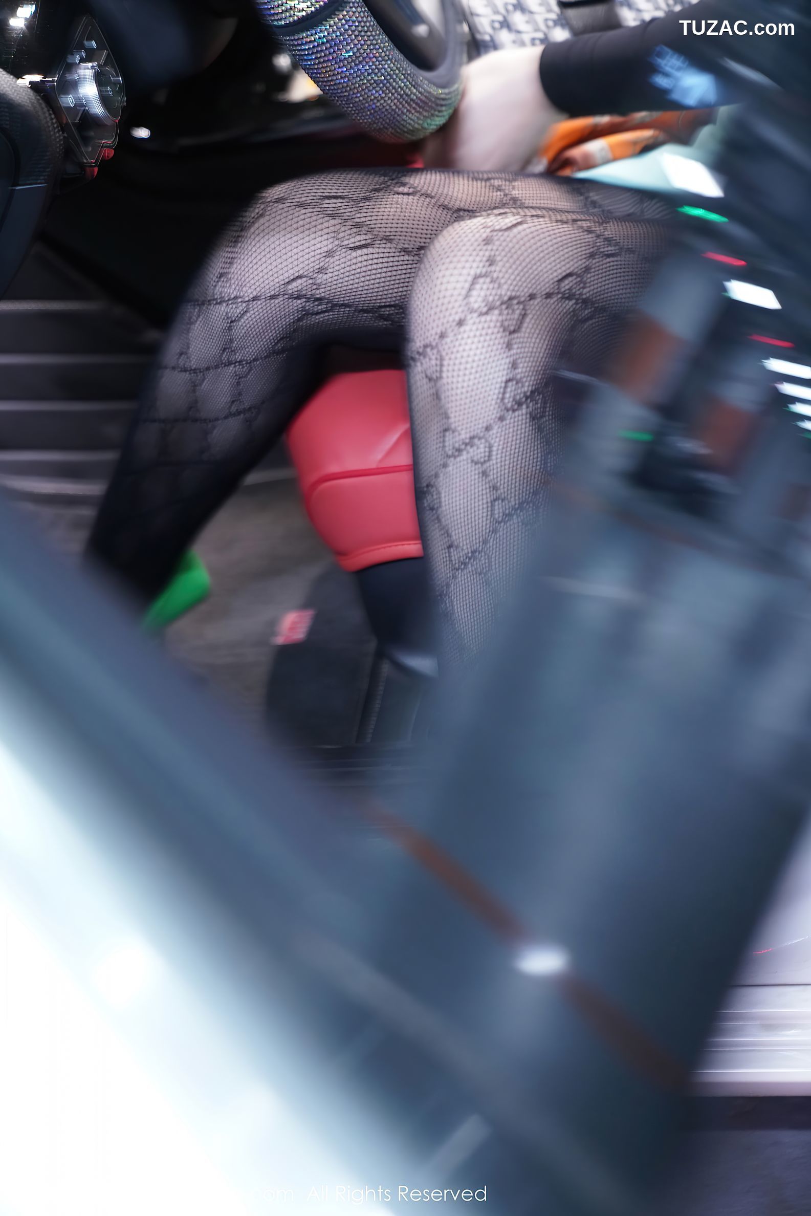 XiuRen秀人网-2861-诗诗-《时尚魅惑车拍OL主题系列》-2020.12.07