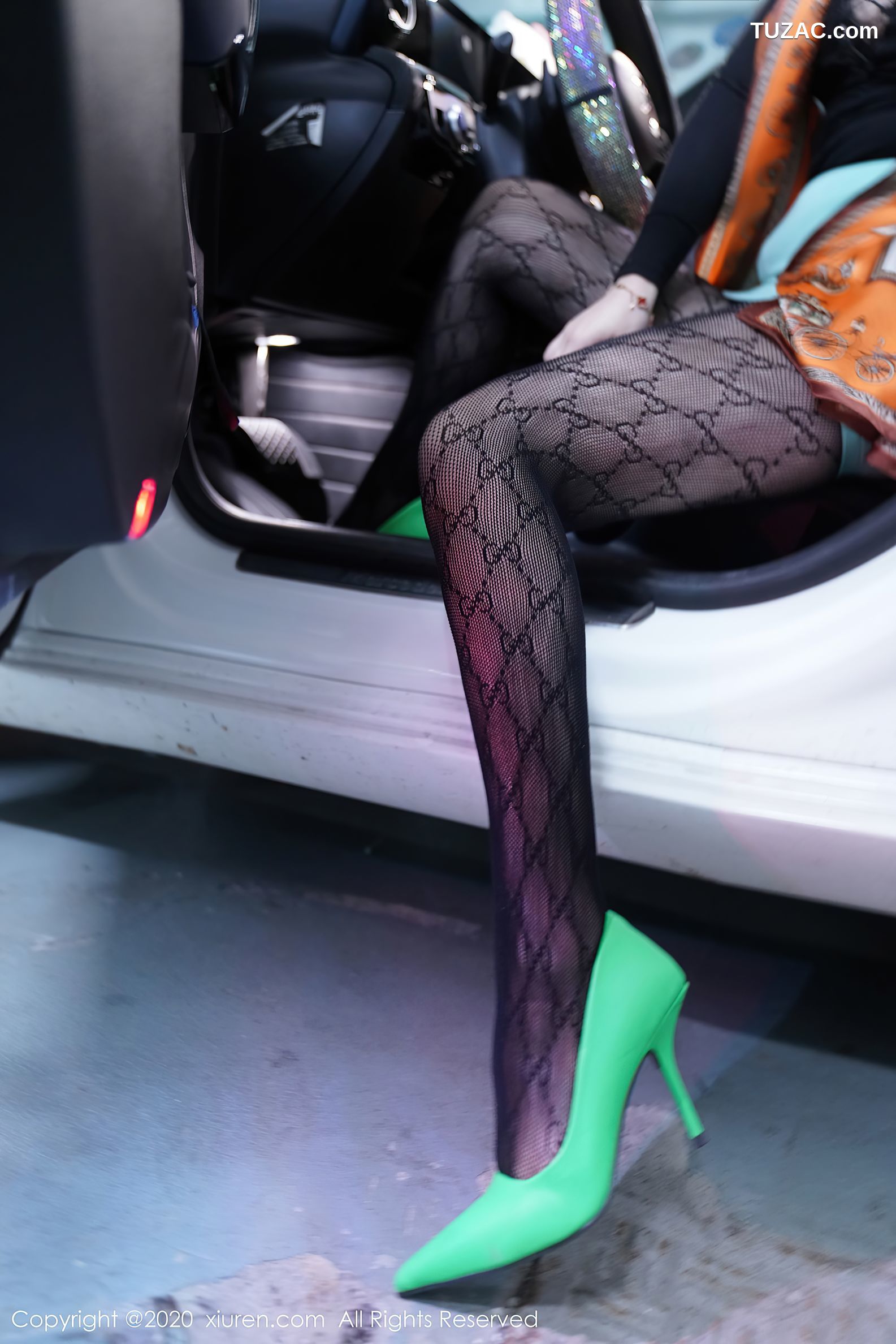 XiuRen秀人网-2861-诗诗-《时尚魅惑车拍OL主题系列》-2020.12.07