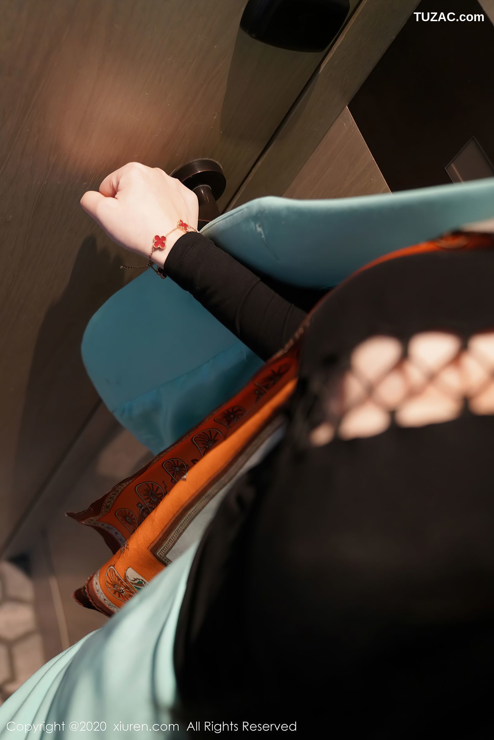 XiuRen秀人网-2861-诗诗-《时尚魅惑车拍OL主题系列》-2020.12.07