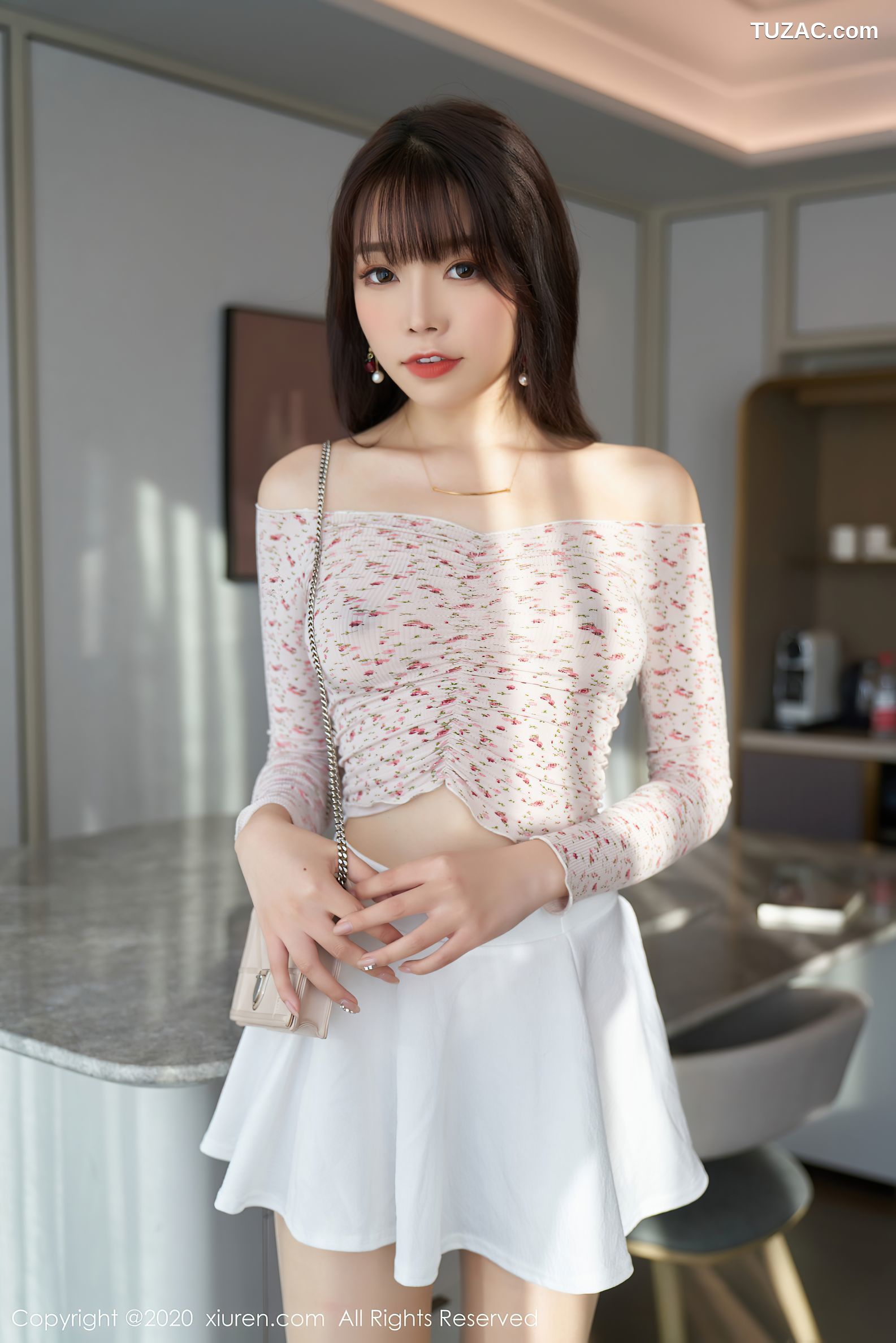 XiuRen秀人网-2949-芝芝-《草莓服饰与粉色内衣的娇羞》-2020.12.28