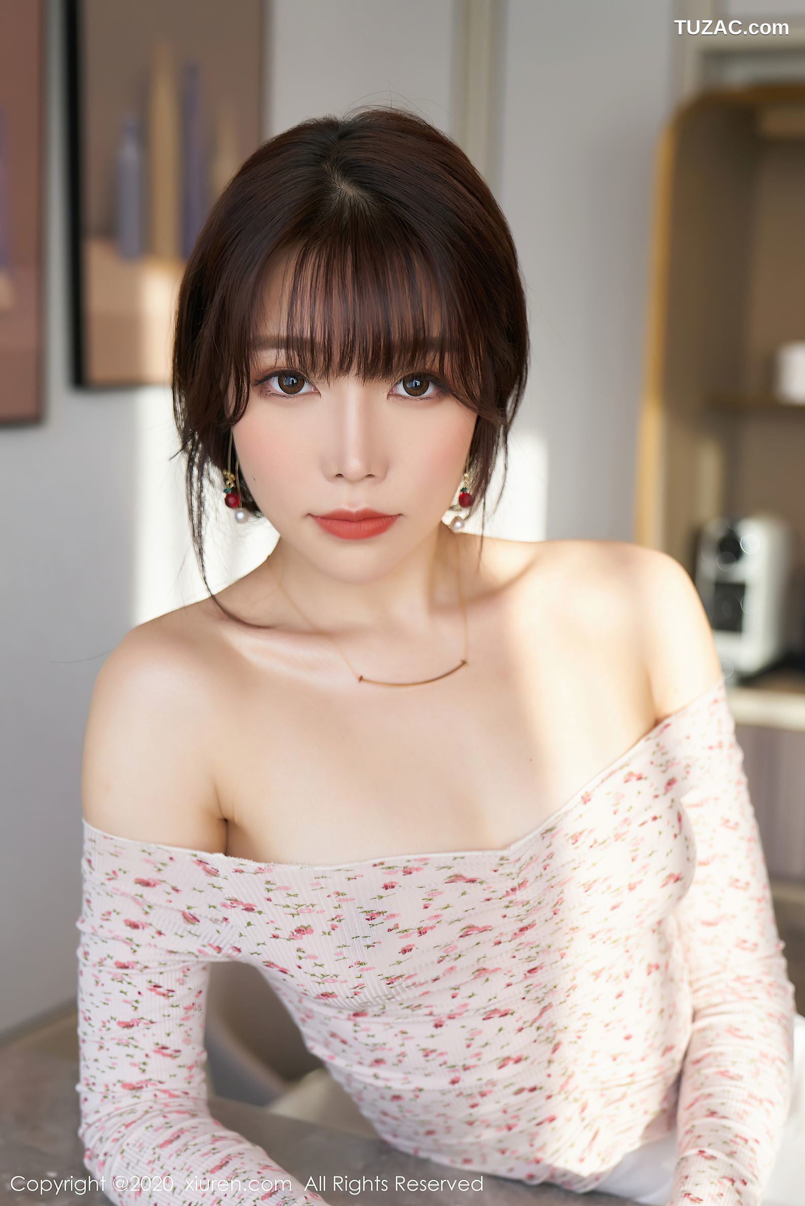 XiuRen秀人网-2949-芝芝-《草莓服饰与粉色内衣的娇羞》-2020.12.28