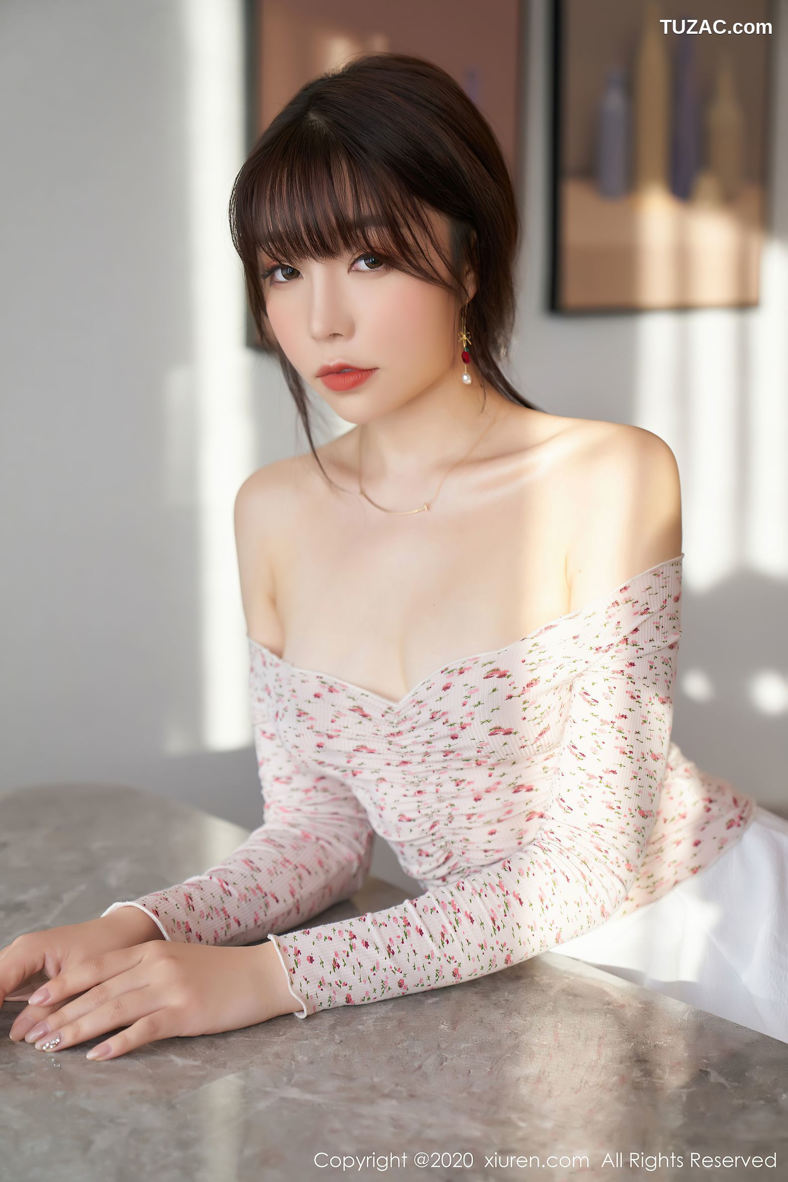 XiuRen秀人网-2949-芝芝-《草莓服饰与粉色内衣的娇羞》-2020.12.28