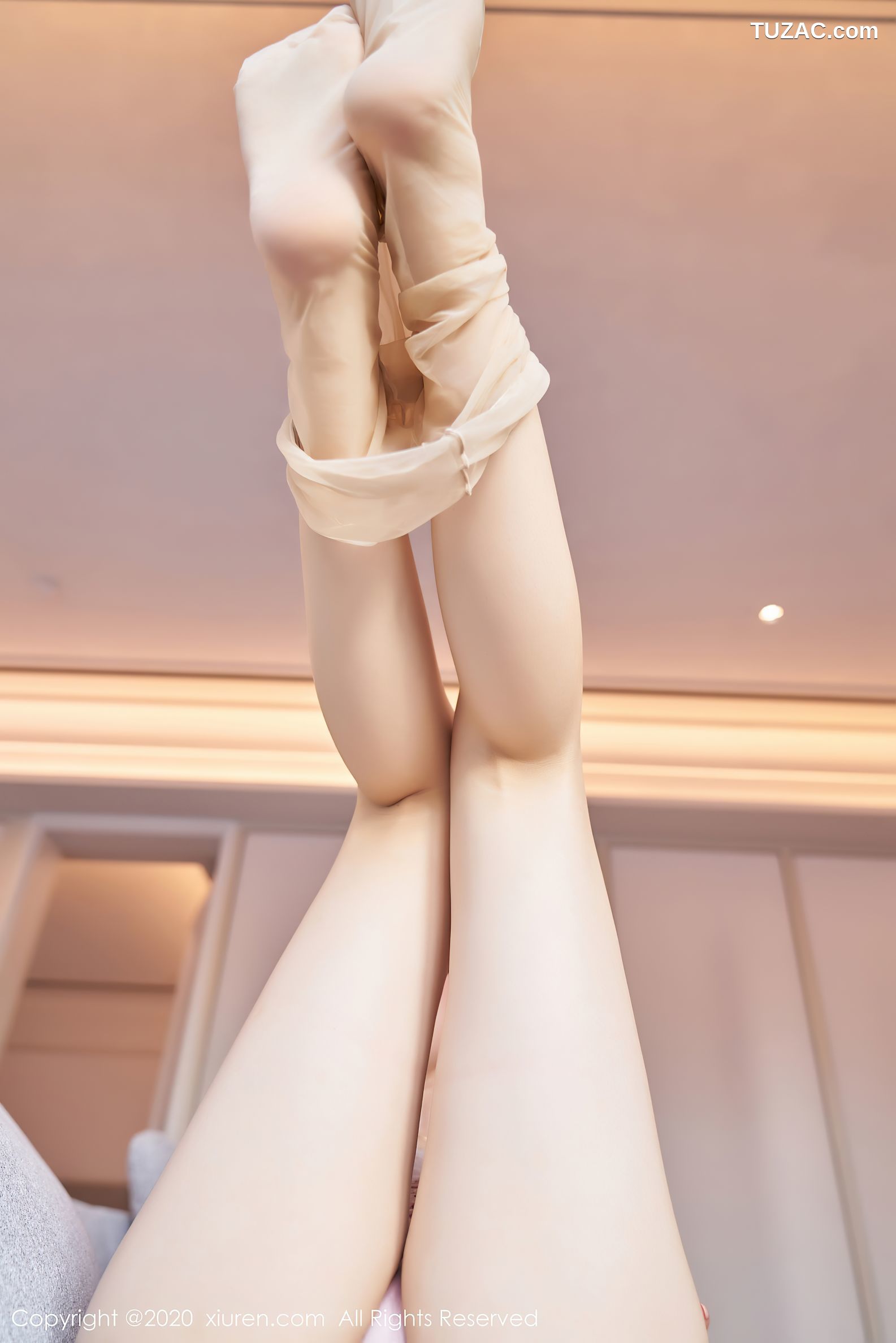 XiuRen秀人网-2949-芝芝-《草莓服饰与粉色内衣的娇羞》-2020.12.28