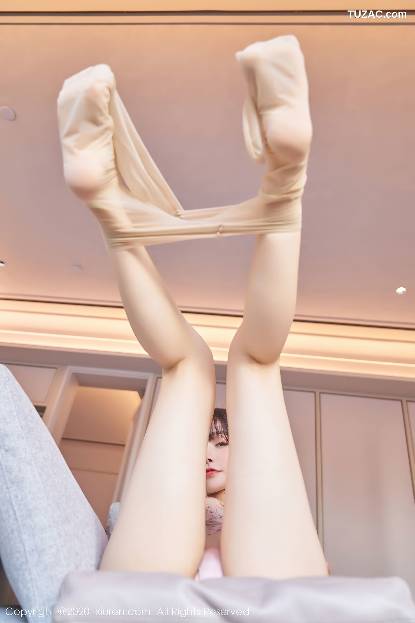 XiuRen秀人网-2949-芝芝-《草莓服饰与粉色内衣的娇羞》-2020.12.28