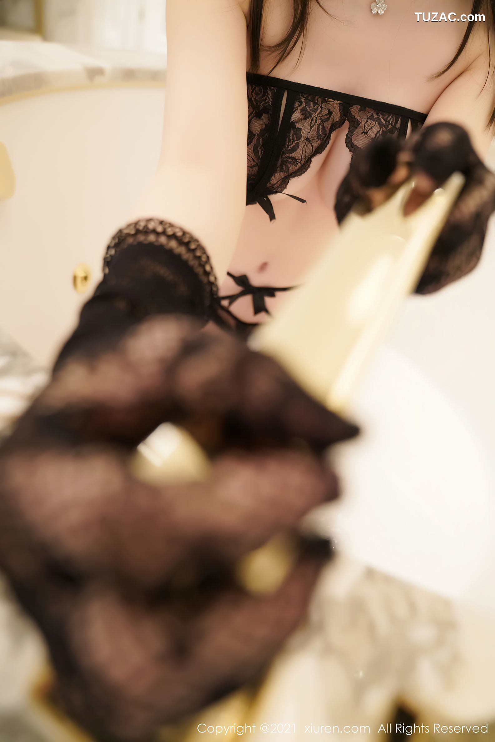 XiuRen秀人网-2977-糯美子Babe-《精致镂空内下童颜巨乳》-2021.01.06