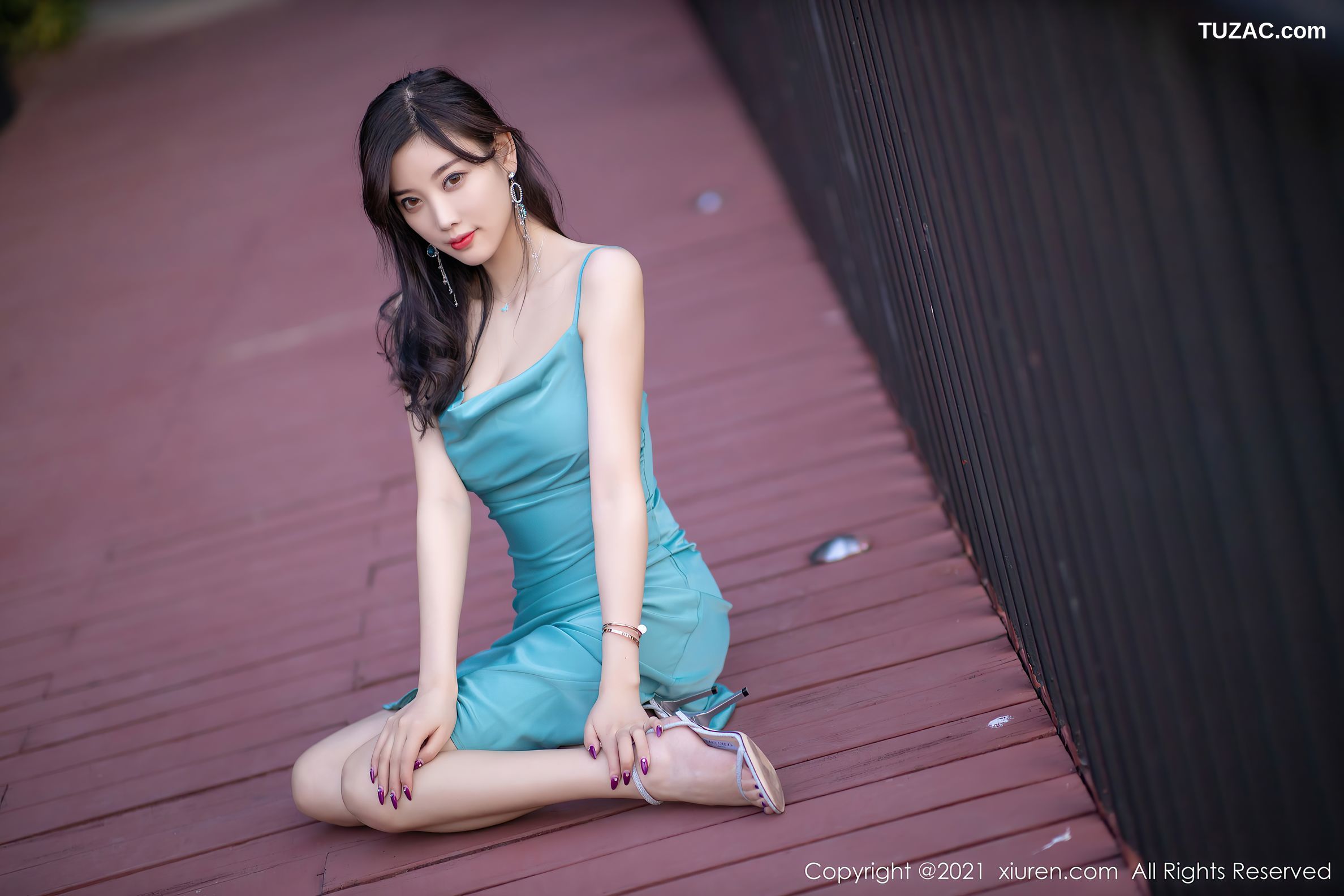 XiuRen秀人网-2997-杨晨晨sugar-吊带裙蕾丝袜-2021.01.12