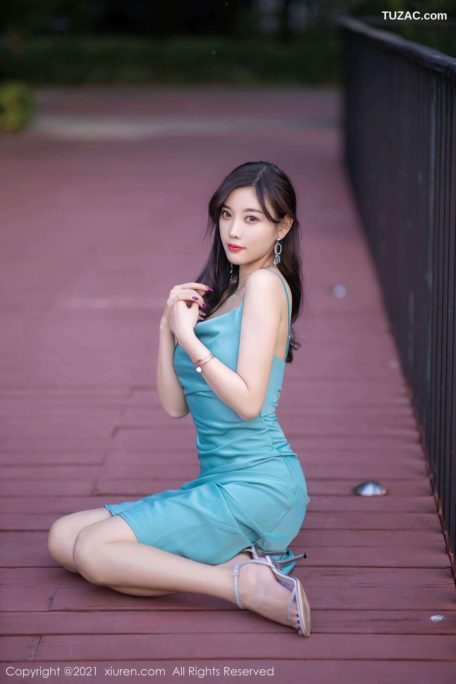 XiuRen秀人网-2997-杨晨晨sugar-吊带裙蕾丝袜-2021.01.12
