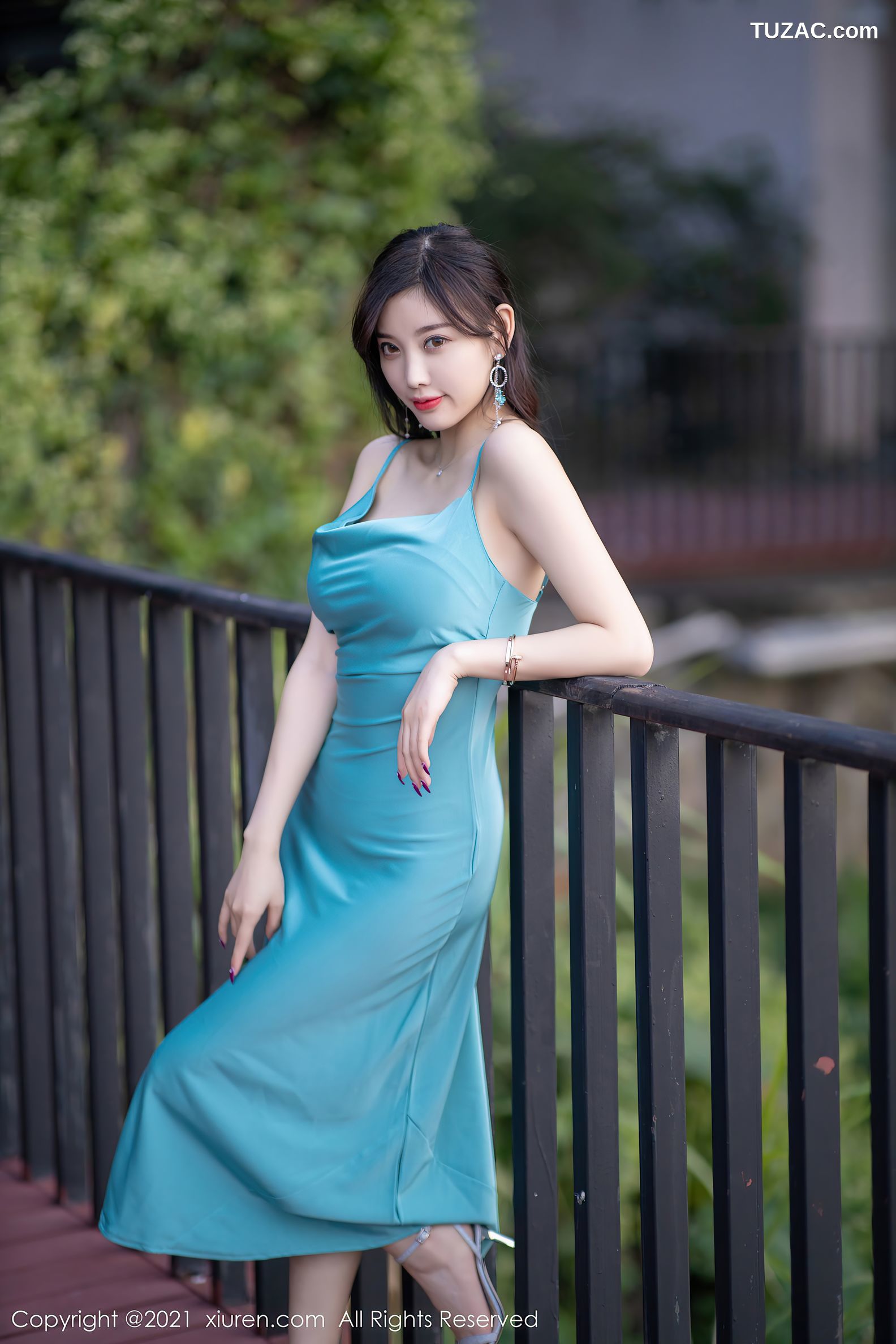 XiuRen秀人网-2997-杨晨晨sugar-吊带裙蕾丝袜-2021.01.12