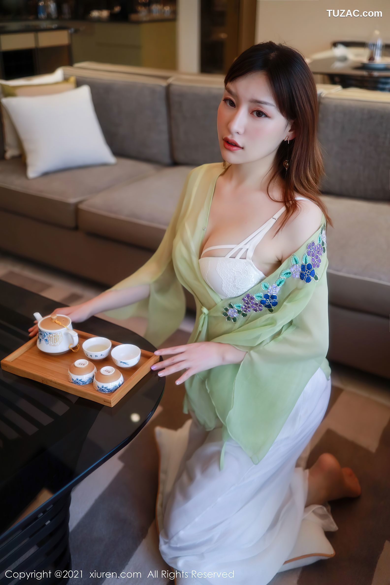 XiuRen秀人网-3029-小萱nancy-广州旅拍-浅绿薄衫肉丝裤袜-2021.01.21