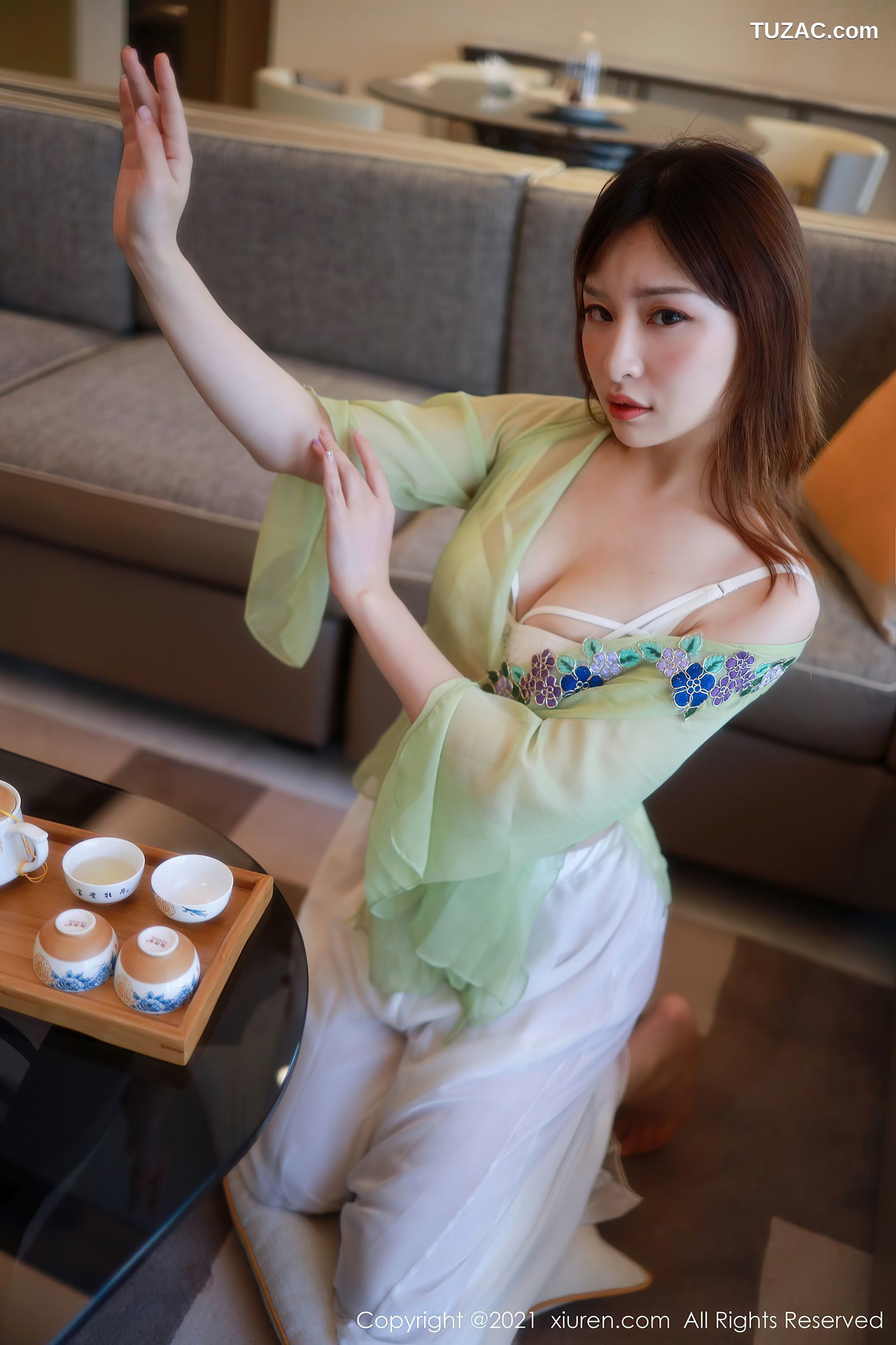 XiuRen秀人网-3029-小萱nancy-广州旅拍-浅绿薄衫肉丝裤袜-2021.01.21