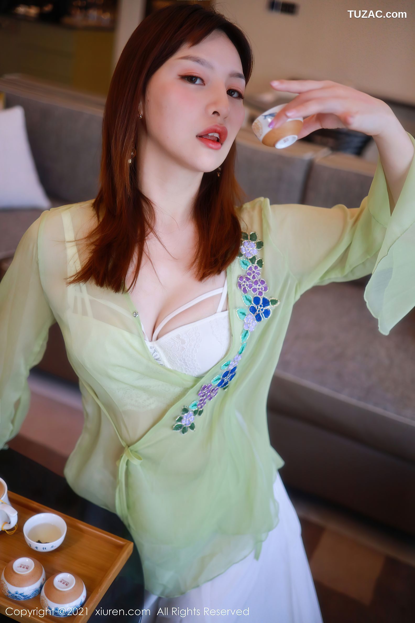 XiuRen秀人网-3029-小萱nancy-广州旅拍-浅绿薄衫肉丝裤袜-2021.01.21