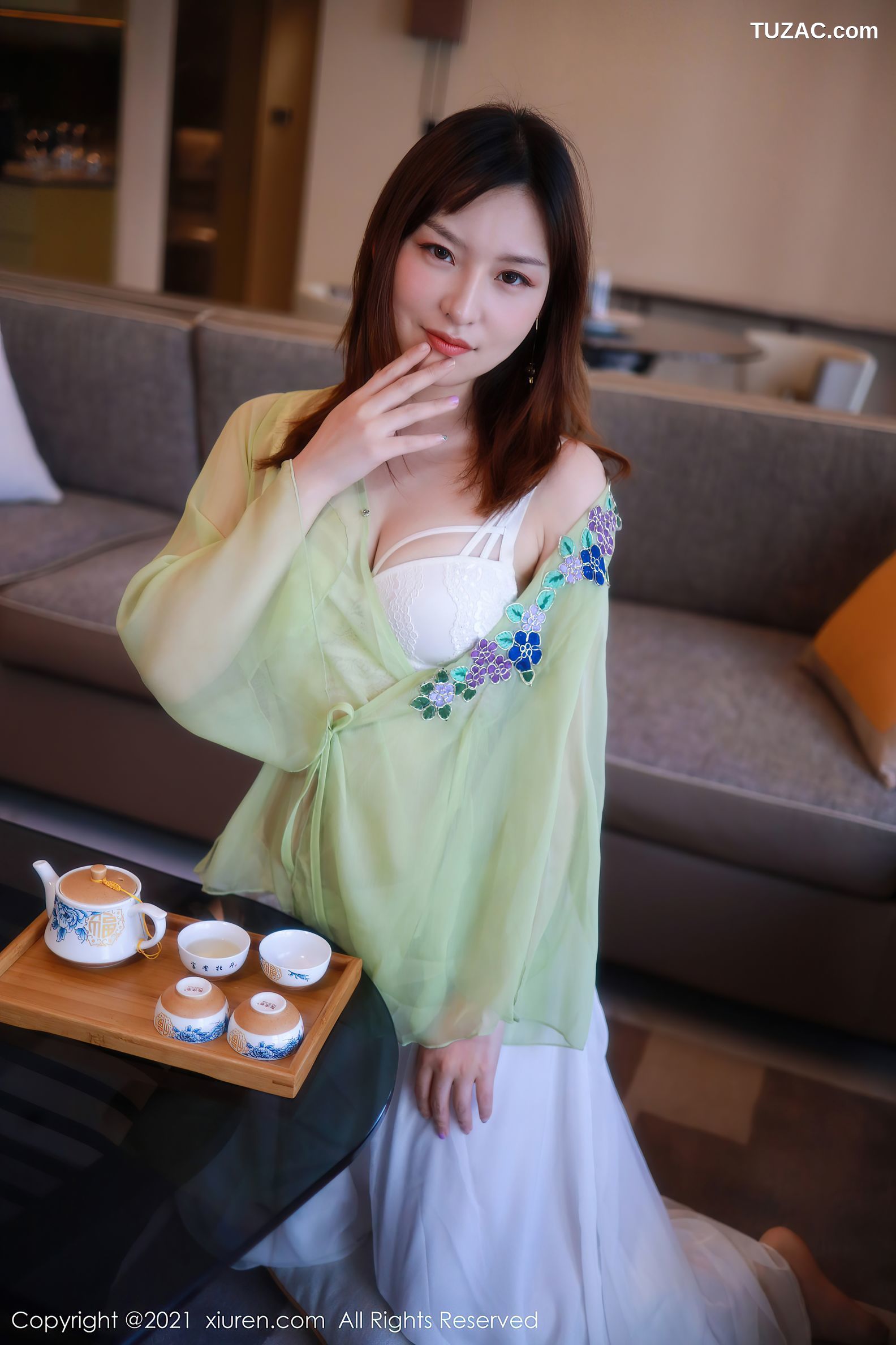 XiuRen秀人网-3029-小萱nancy-广州旅拍-浅绿薄衫肉丝裤袜-2021.01.21