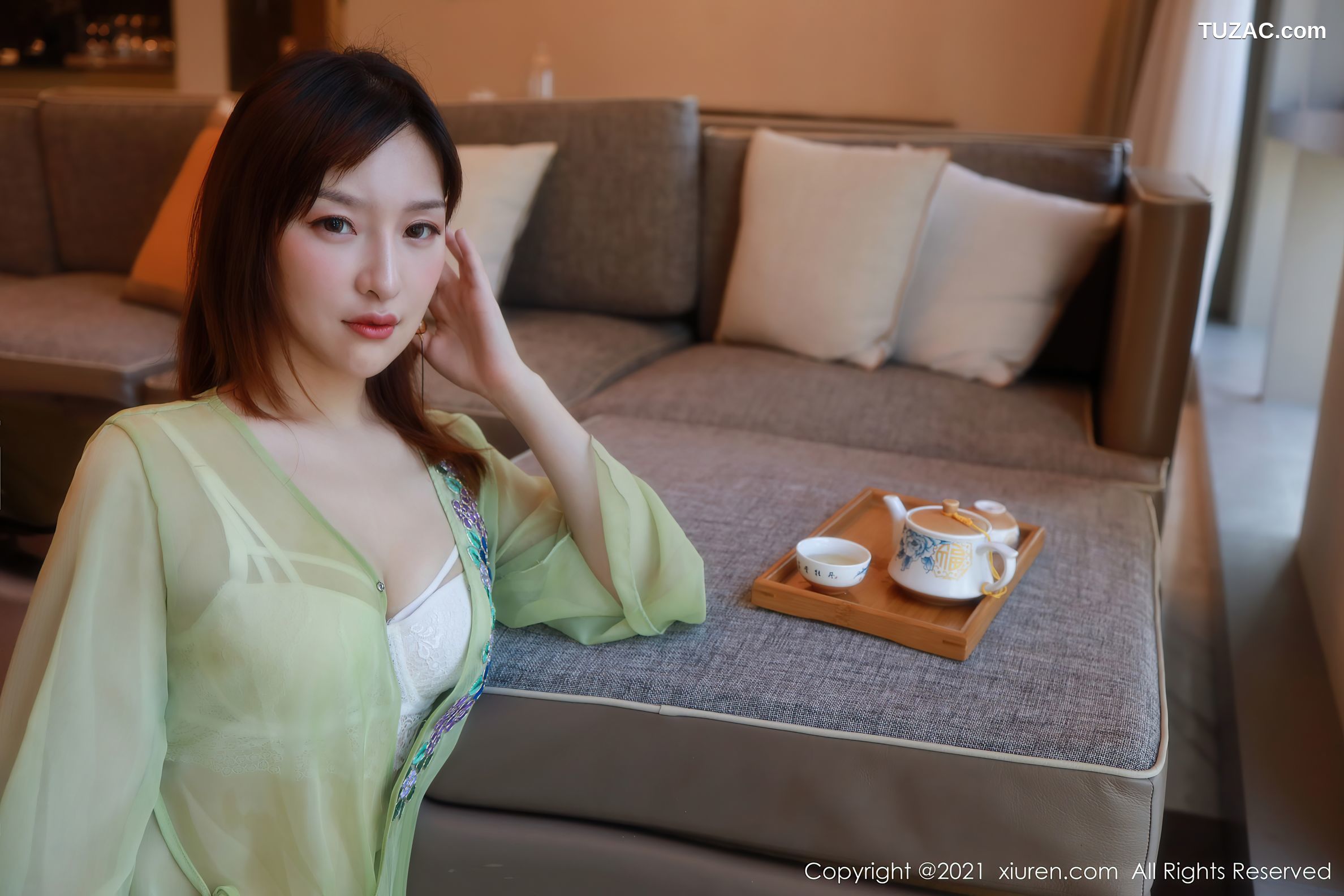 XiuRen秀人网-3029-小萱nancy-广州旅拍-浅绿薄衫肉丝裤袜-2021.01.21