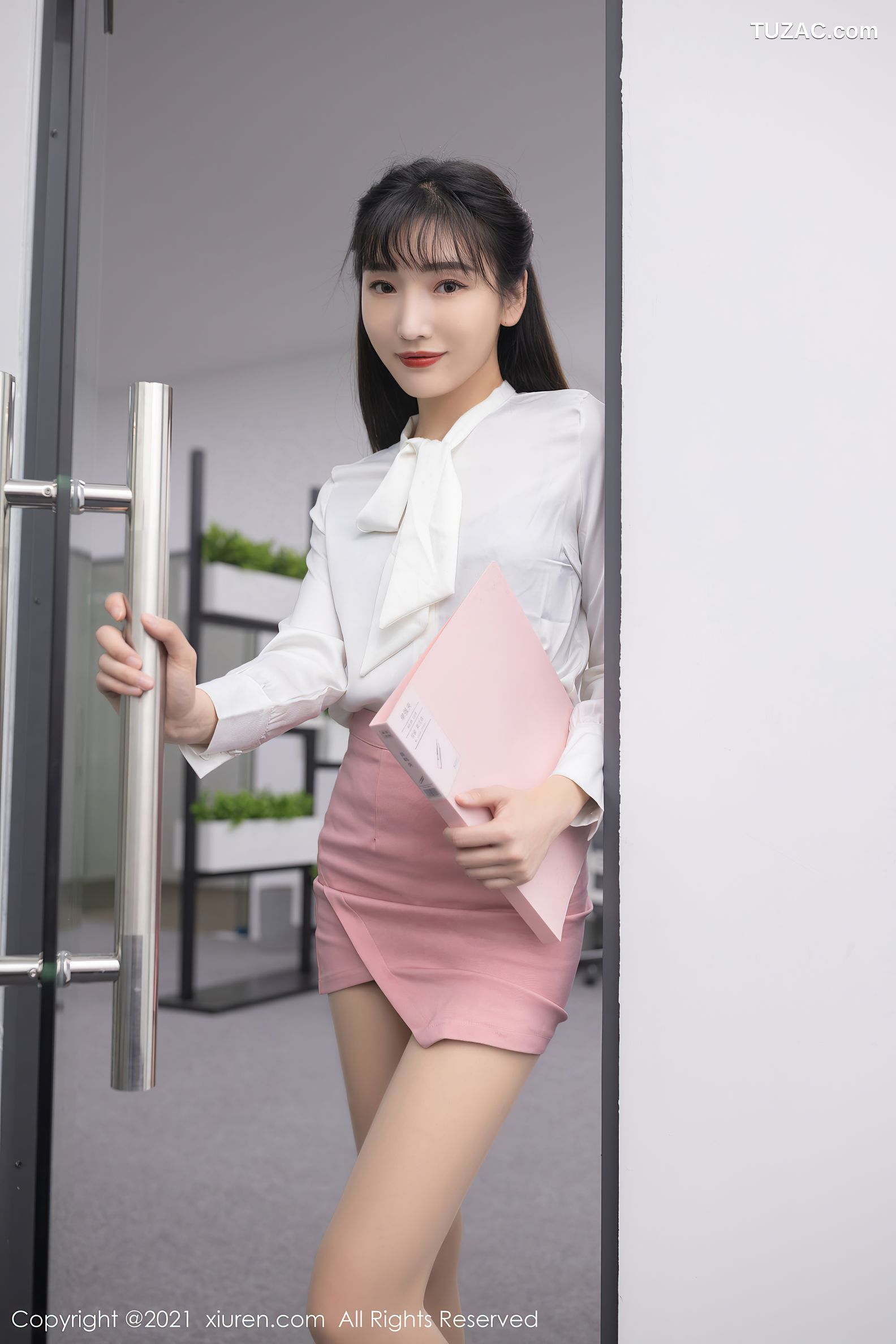 XiuRen秀人网-3030-陆萱萱-三亚旅拍-办公室主题肉丝裤袜-2021.01.21