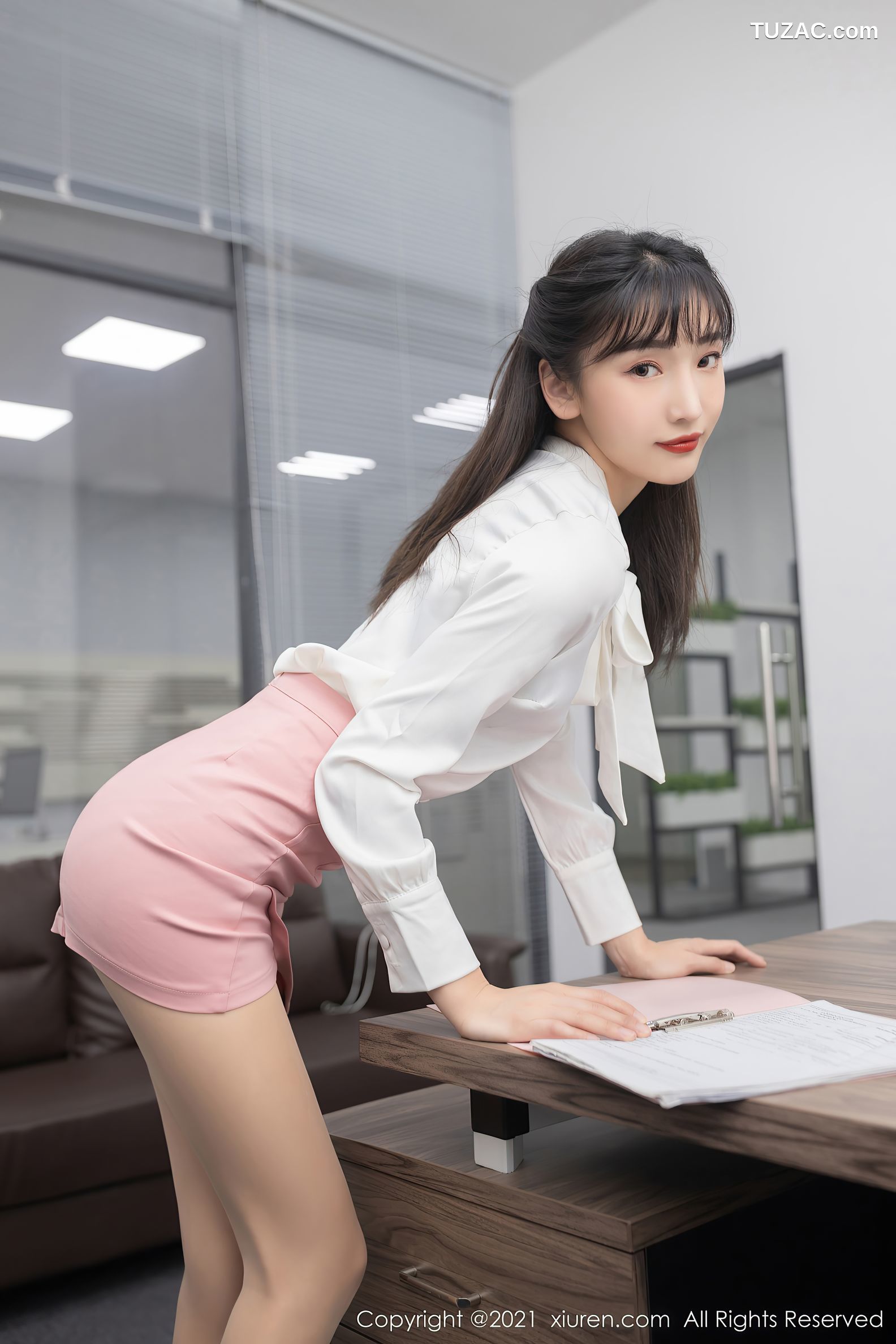 XiuRen秀人网-3030-陆萱萱-三亚旅拍-办公室主题肉丝裤袜-2021.01.21