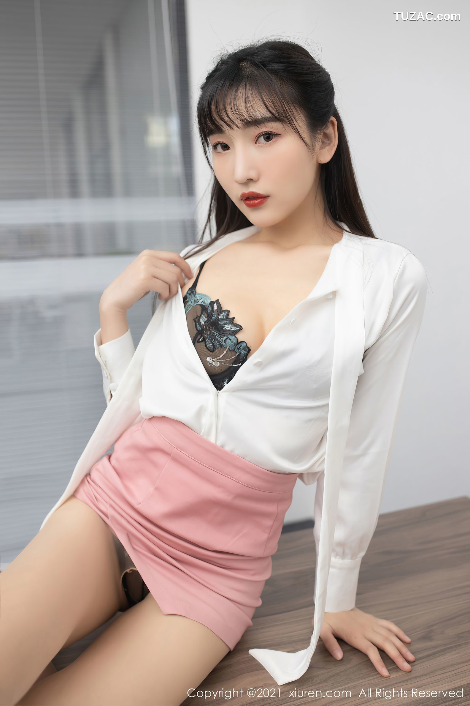 XiuRen秀人网-3030-陆萱萱-三亚旅拍-办公室主题肉丝裤袜-2021.01.21