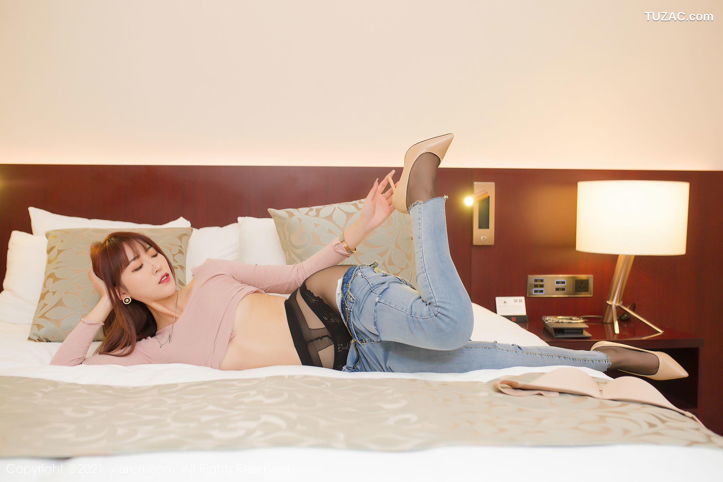 XiuRen秀人网-3053-周慕汐baby-粉色上衣牛仔裤黑丝裤袜-2021.01.28
