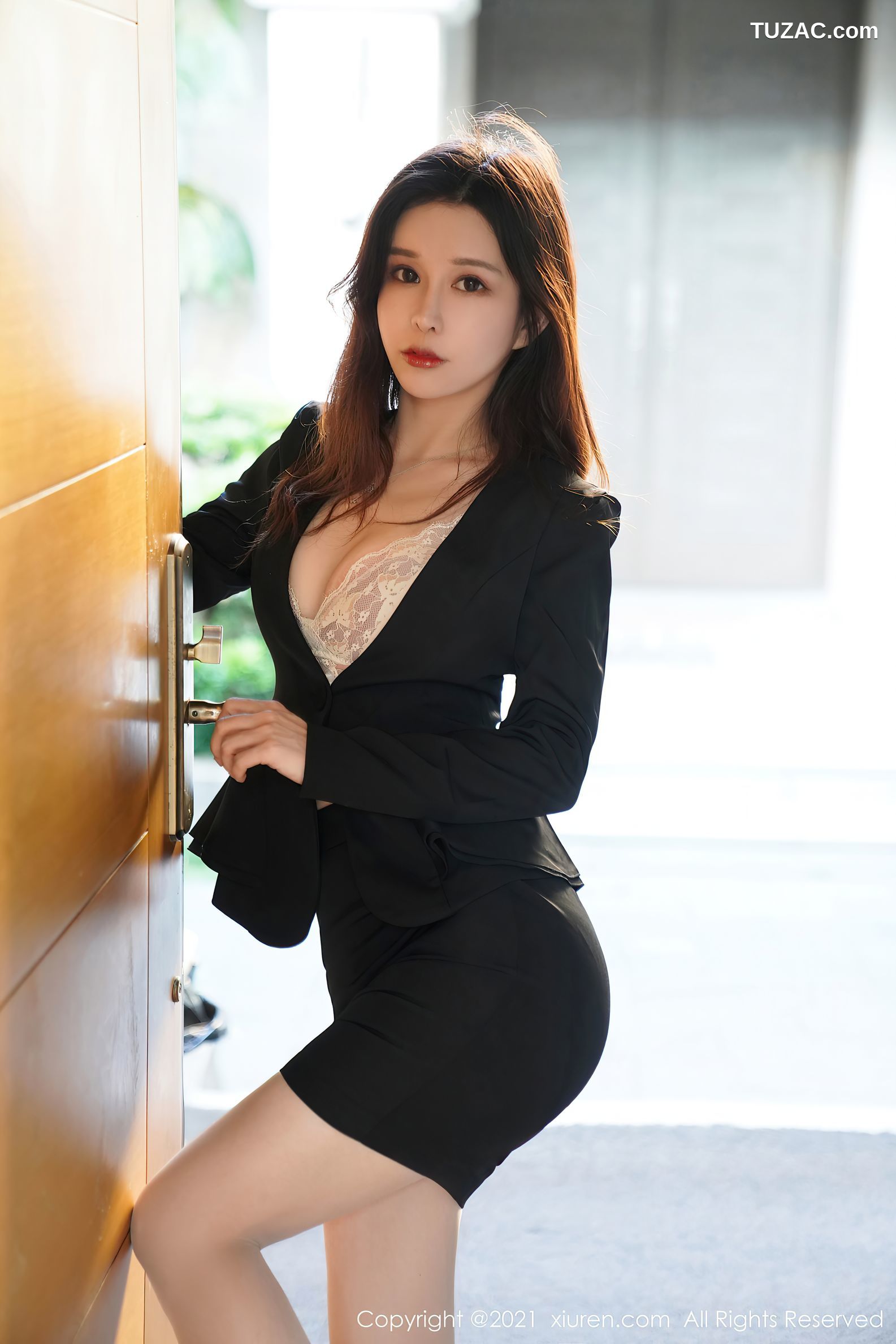 XiuRen秀人网-3077-张雨萌-江浙沪旅拍-职业装OL主题肉丝-2021.02.03