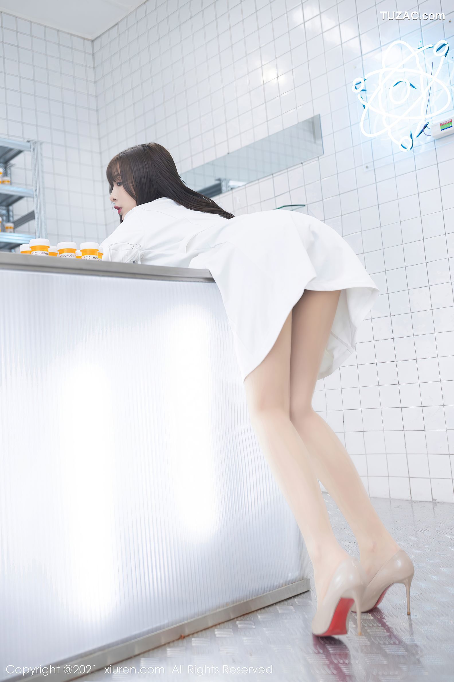 XiuRen秀人网-3079-陈小喵-三亚旅拍-实验室试药主题白大褂肉丝-2021.02.03