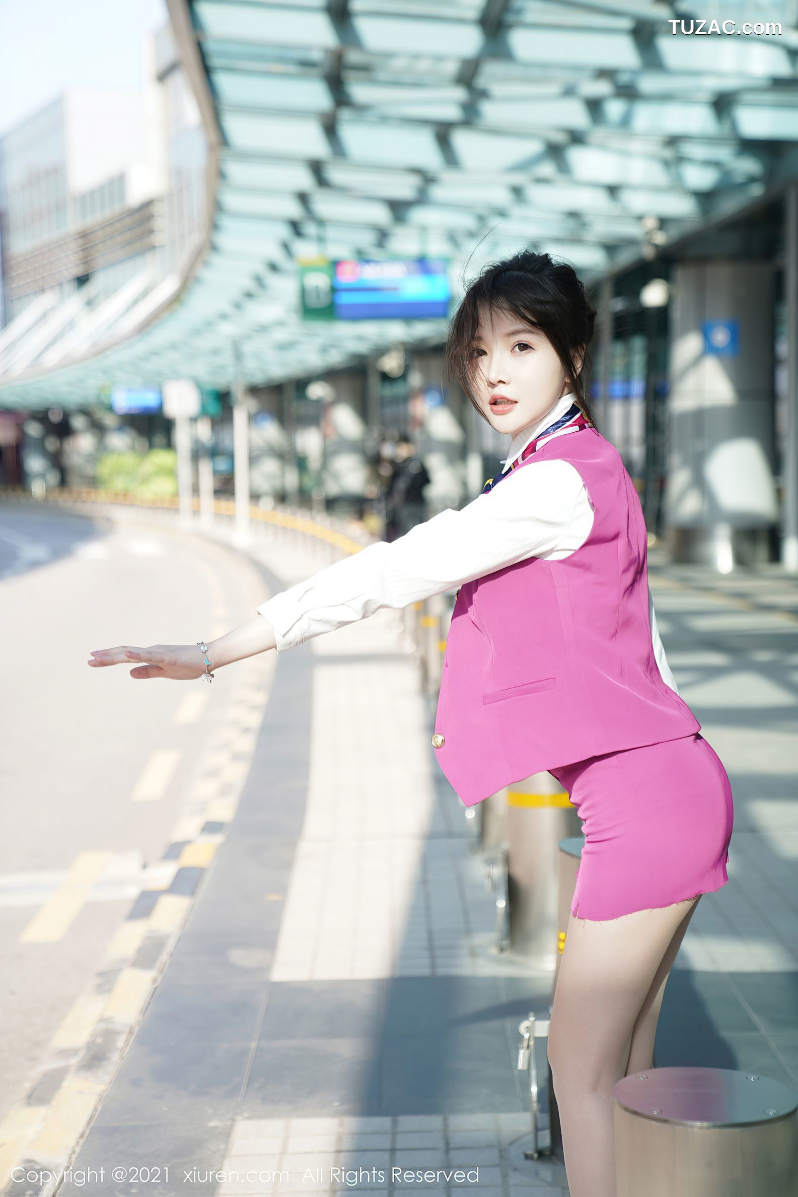 XiuRen秀人网-3103-糯美子MINIbabe-i澳门旅拍-粉色空乘制服下肉丝-2021.02.18
