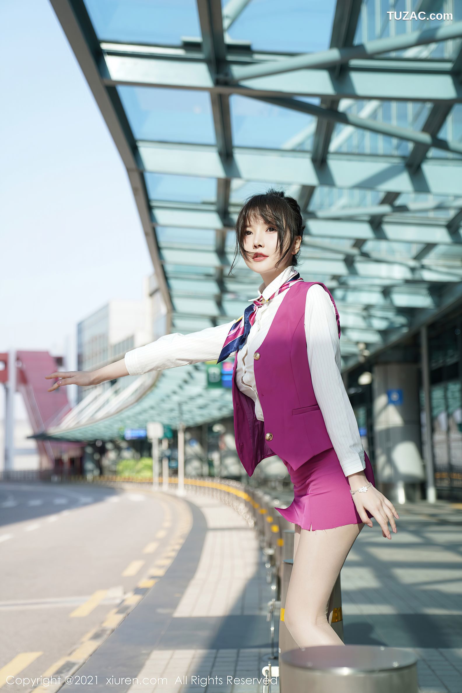 XiuRen秀人网-3103-糯美子MINIbabe-i澳门旅拍-粉色空乘制服下肉丝-2021.02.18