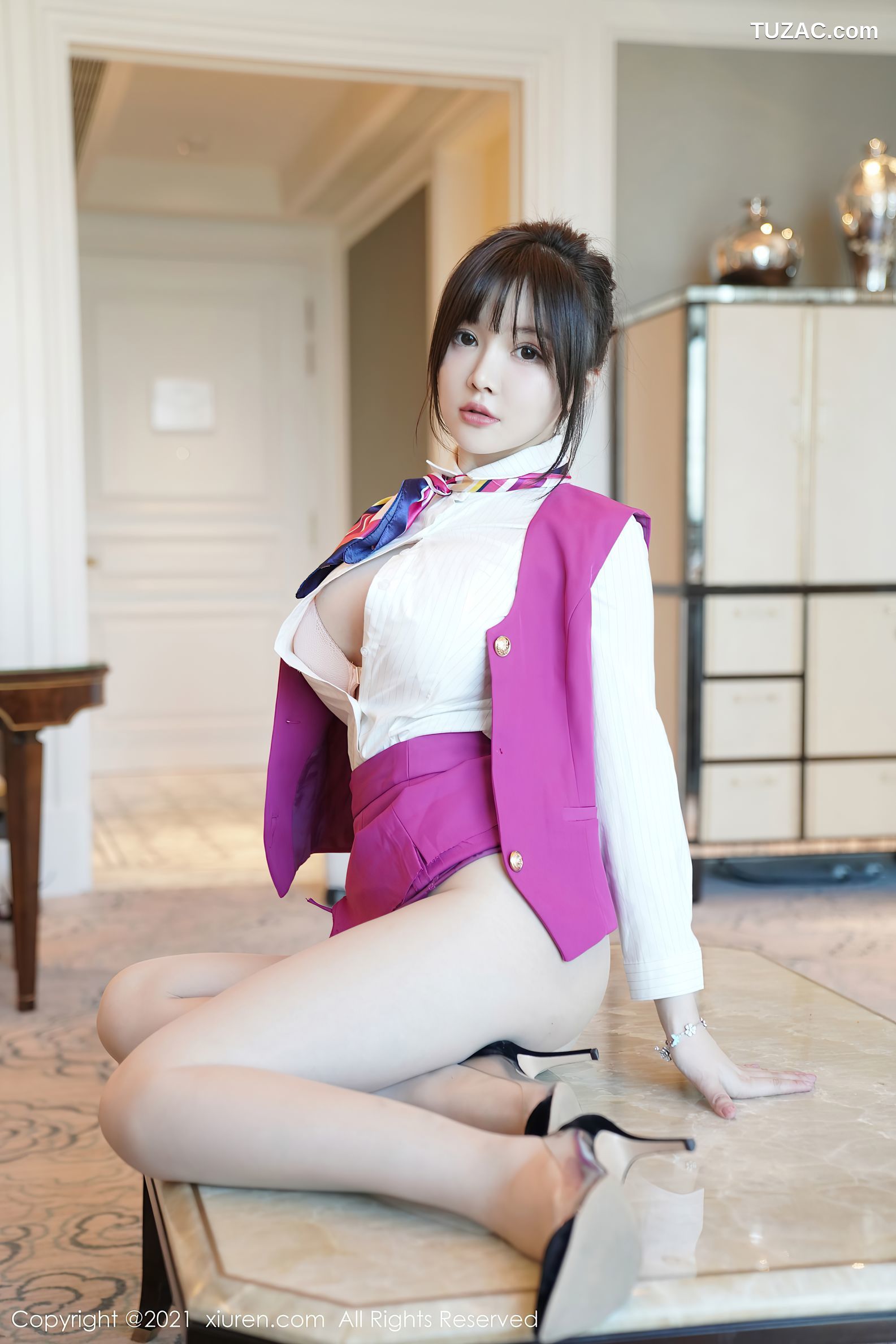 XiuRen秀人网-3103-糯美子MINIbabe-i澳门旅拍-粉色空乘制服下肉丝-2021.02.18