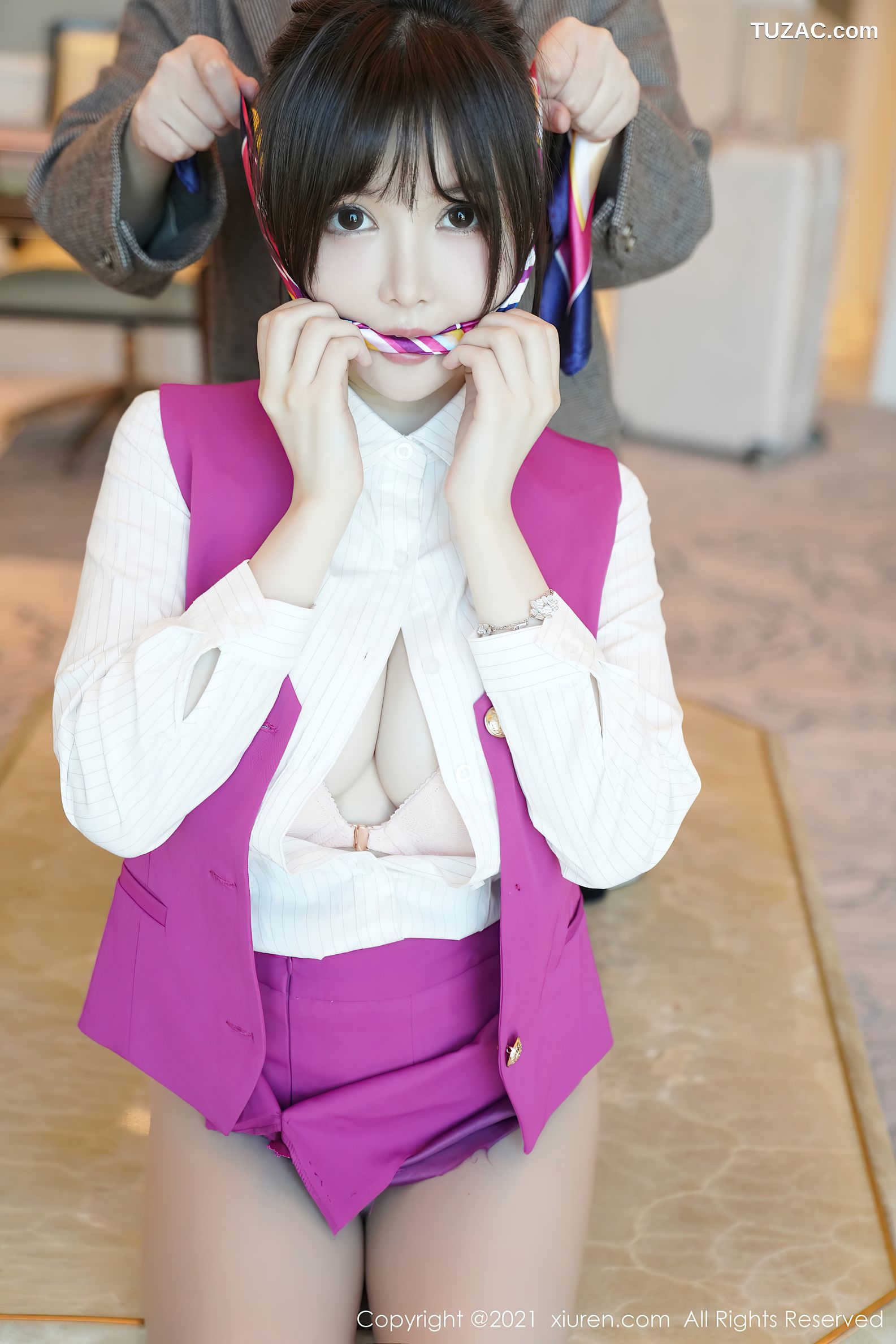 XiuRen秀人网-3103-糯美子MINIbabe-i澳门旅拍-粉色空乘制服下肉丝-2021.02.18