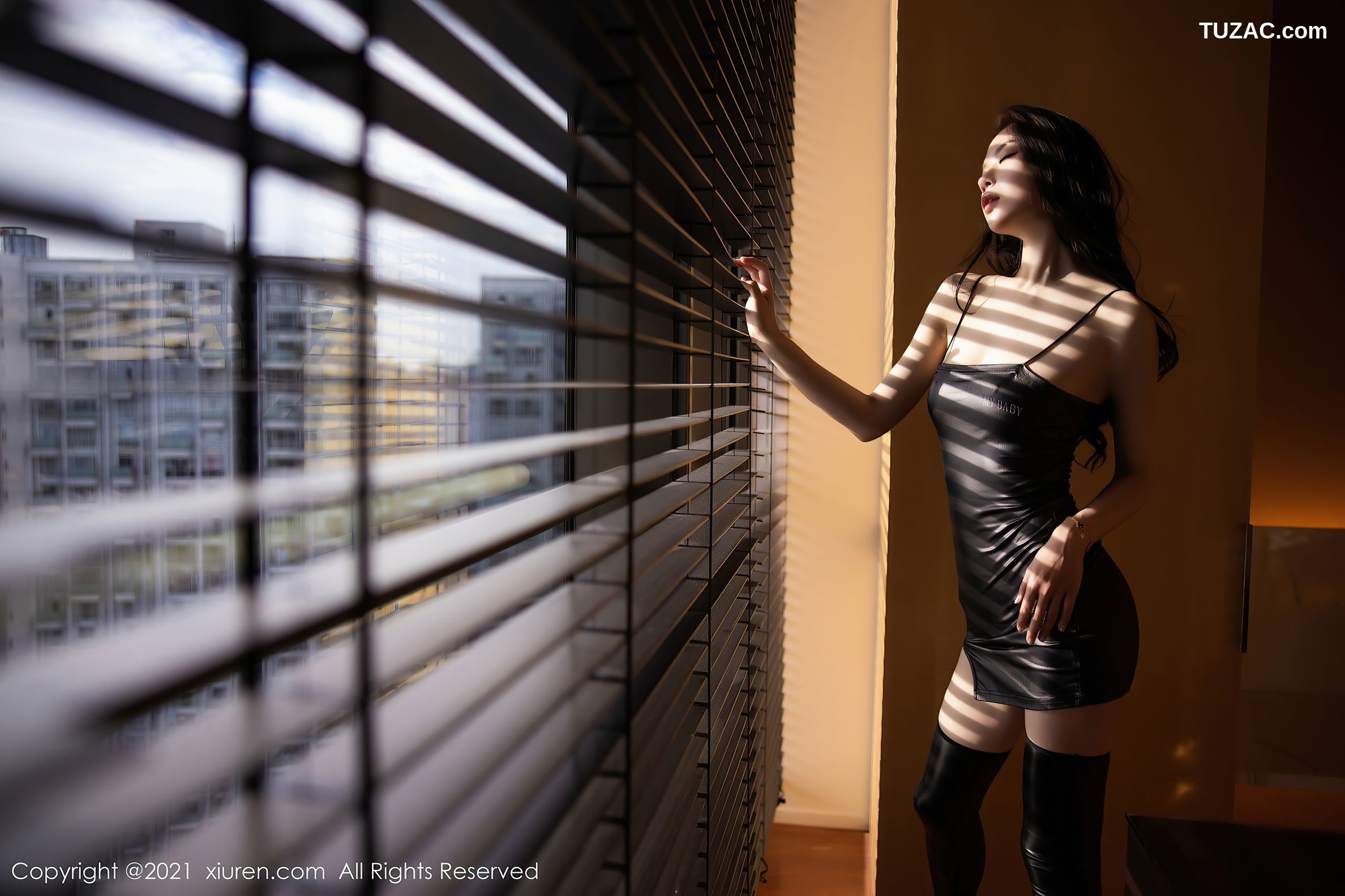 XiuRen秀人网-3104-梦心月-心愿旅拍-百叶窗下皮质吊带裙-2021.02.18