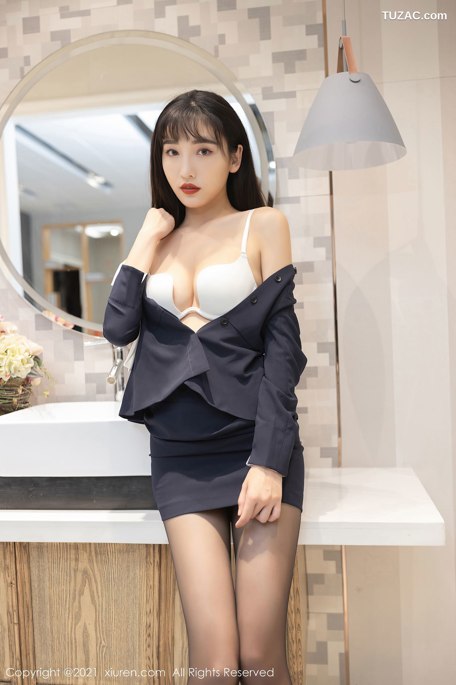 XiuRen秀人网-3105-陆萱萱-三亚旅拍-家具导购员主题床上性感白色内衣-2021.02.18