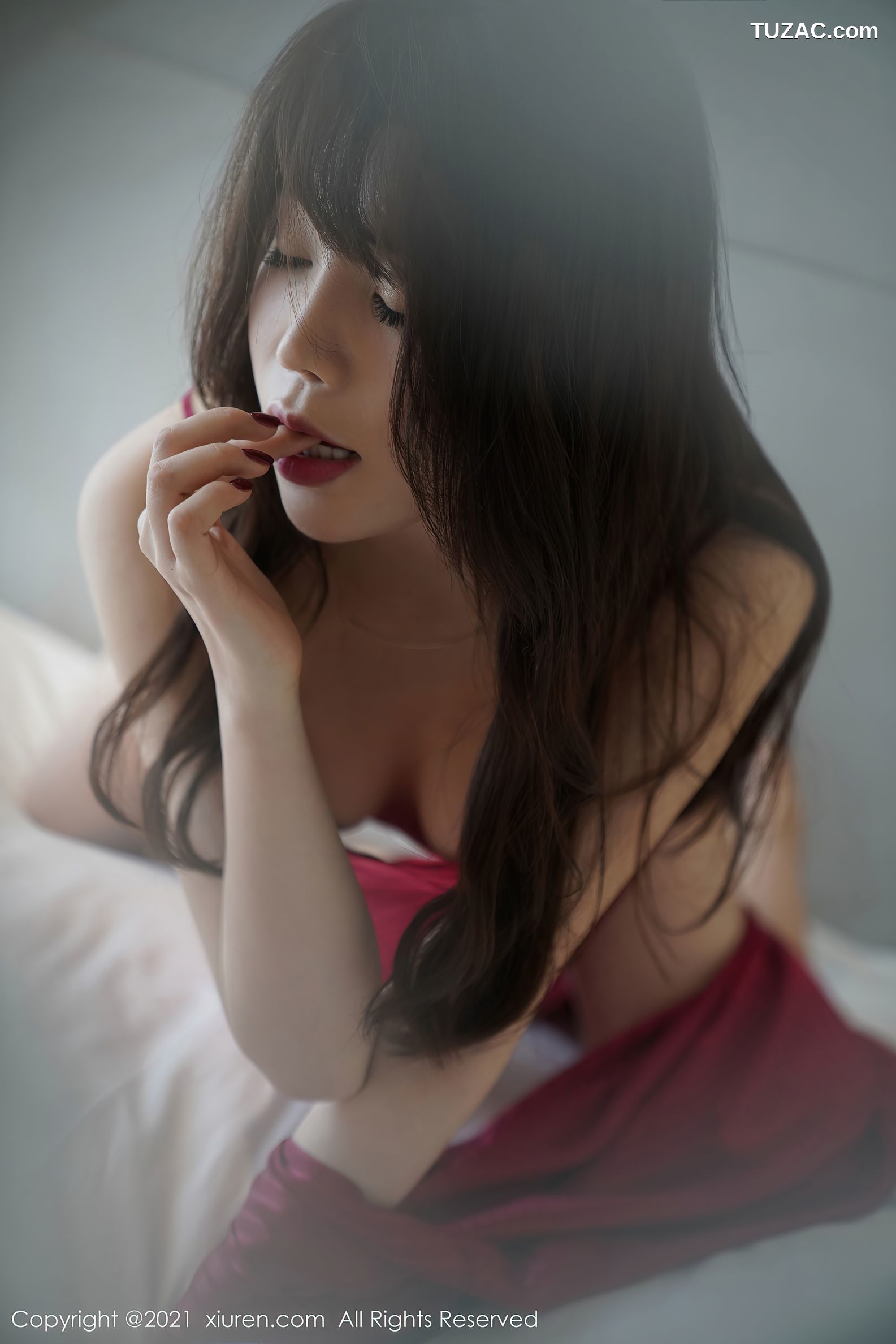 XiuRen秀人网-3110-芝芝Booty-澳门旅拍-睡衣女友视觉红色丁字裤-2021.02.19