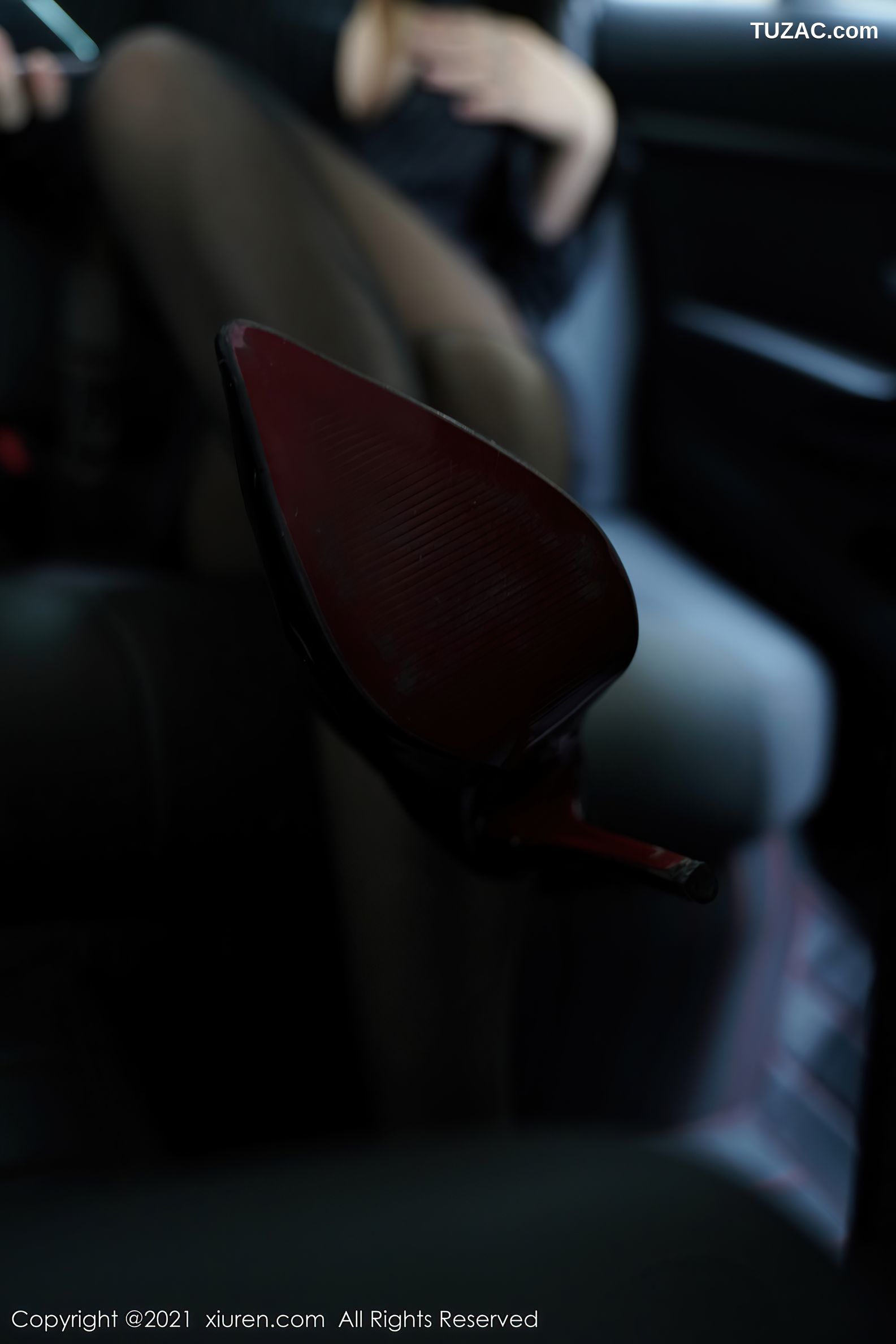 XiuRen秀人网-3111-美七Mia-车内黑色OL主题撩裙黑丝-2021.02.20