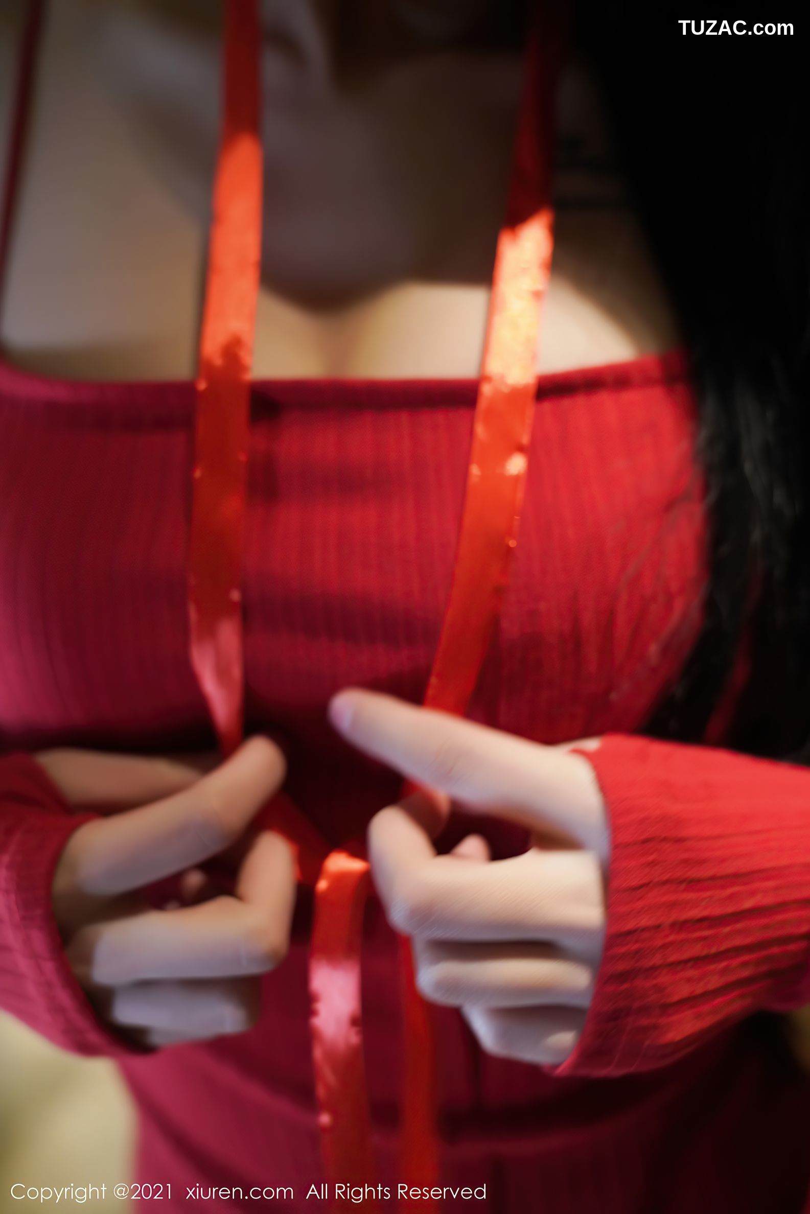 XiuRen秀人网-3113-葛征-江浙沪旅拍-鲜艳红色吊带裙黑丝-2021.02.20