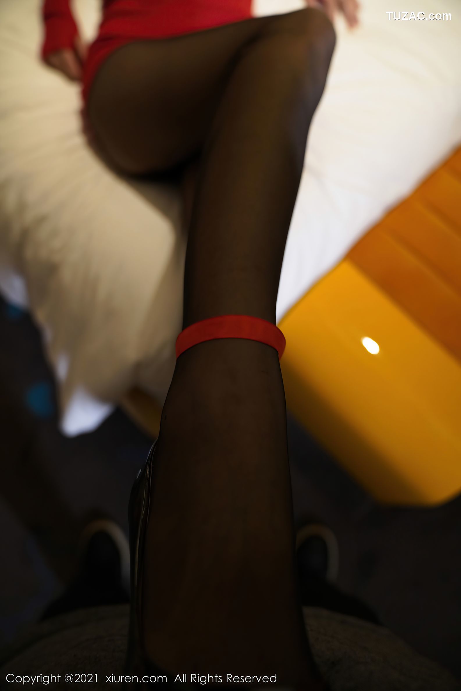 XiuRen秀人网-3113-葛征-江浙沪旅拍-鲜艳红色吊带裙黑丝-2021.02.20