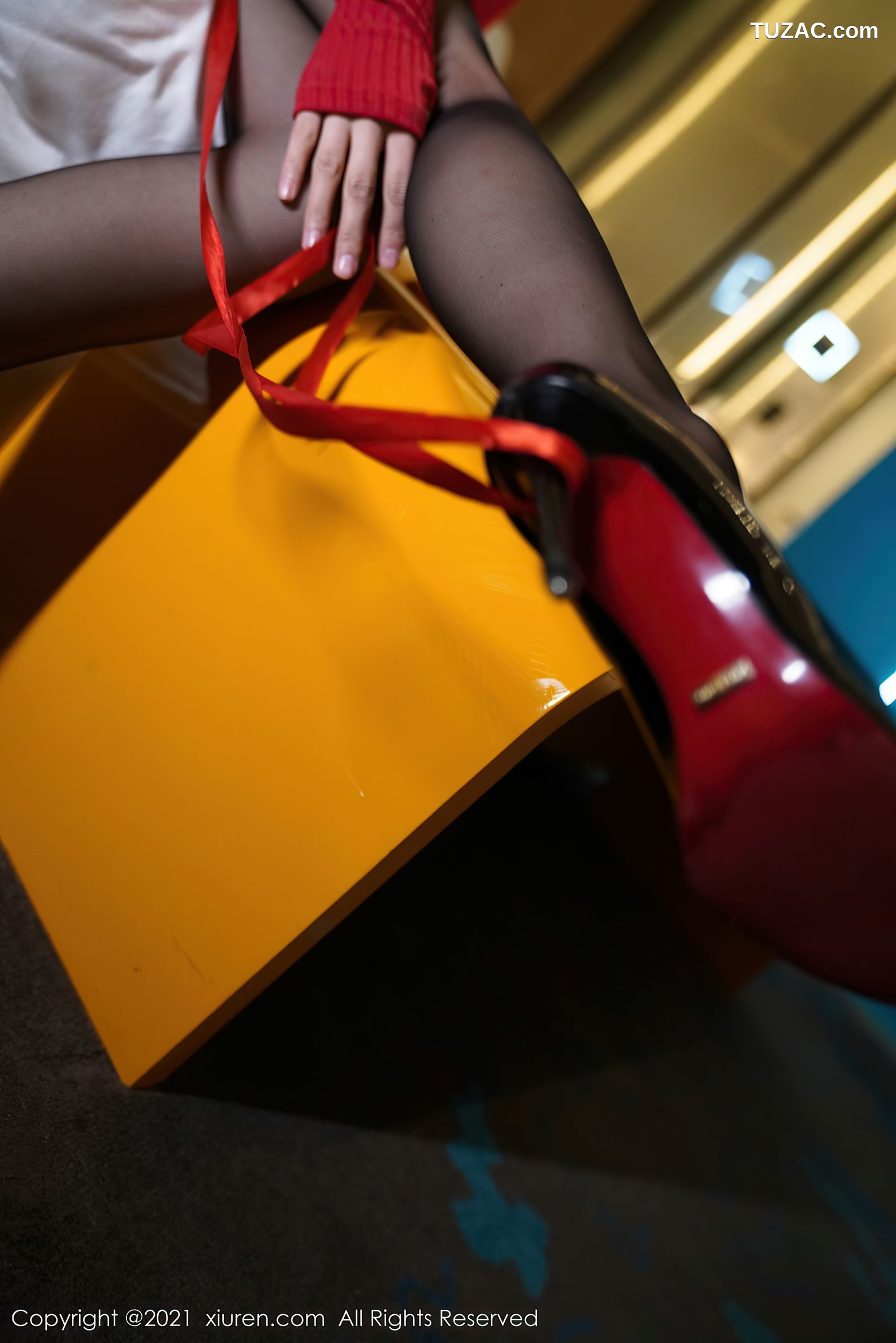 XiuRen秀人网-3113-葛征-江浙沪旅拍-鲜艳红色吊带裙黑丝-2021.02.20