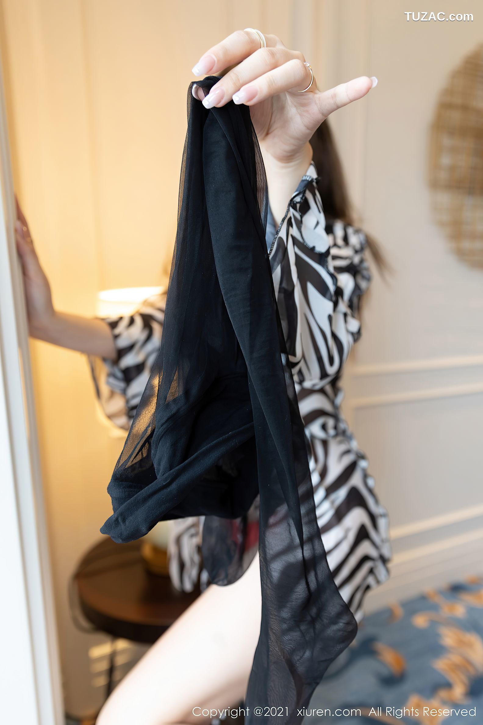 XiuRen秀人网-3116-王雨纯-厦门旅拍-轻薄斑马条纹衬衫魅惑黑丝-2021.02.20