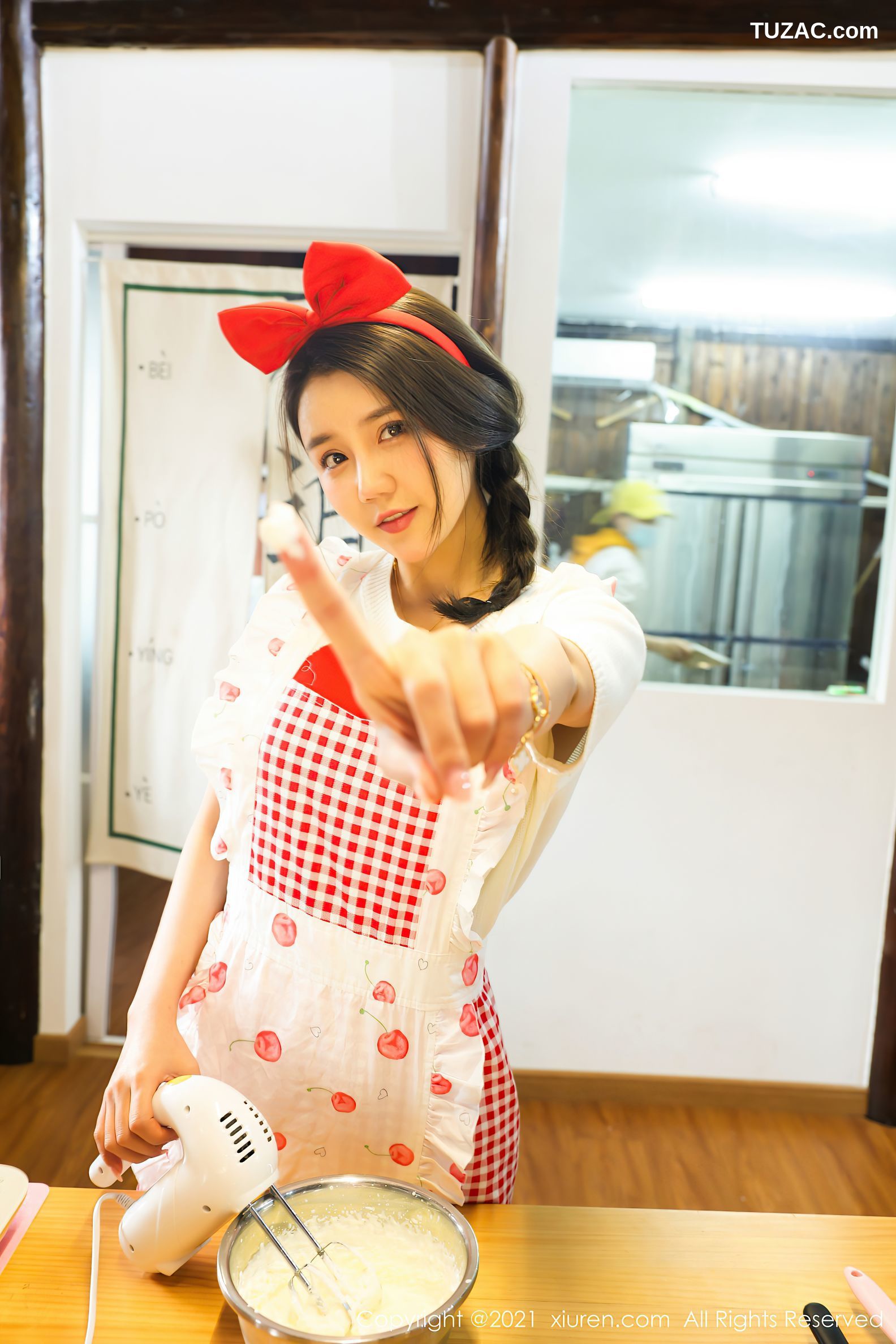 XiuRen秀人网-3243-夏西CiCi-蛋糕室服务员主题真空-2021.03.25