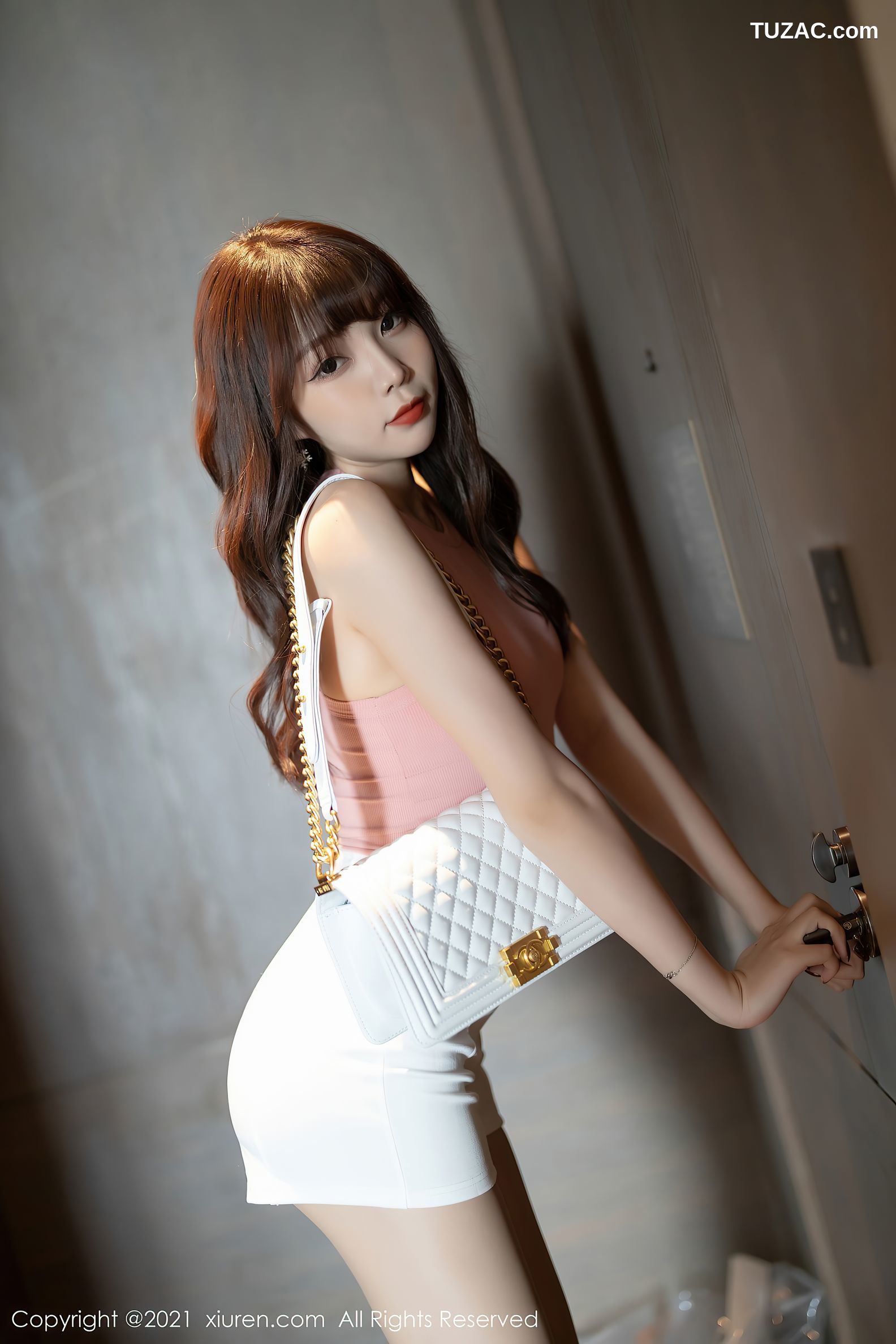 XiuRen秀人网-3245-芝芝Booty-粉色紧身衣肉丝-2021.03.25