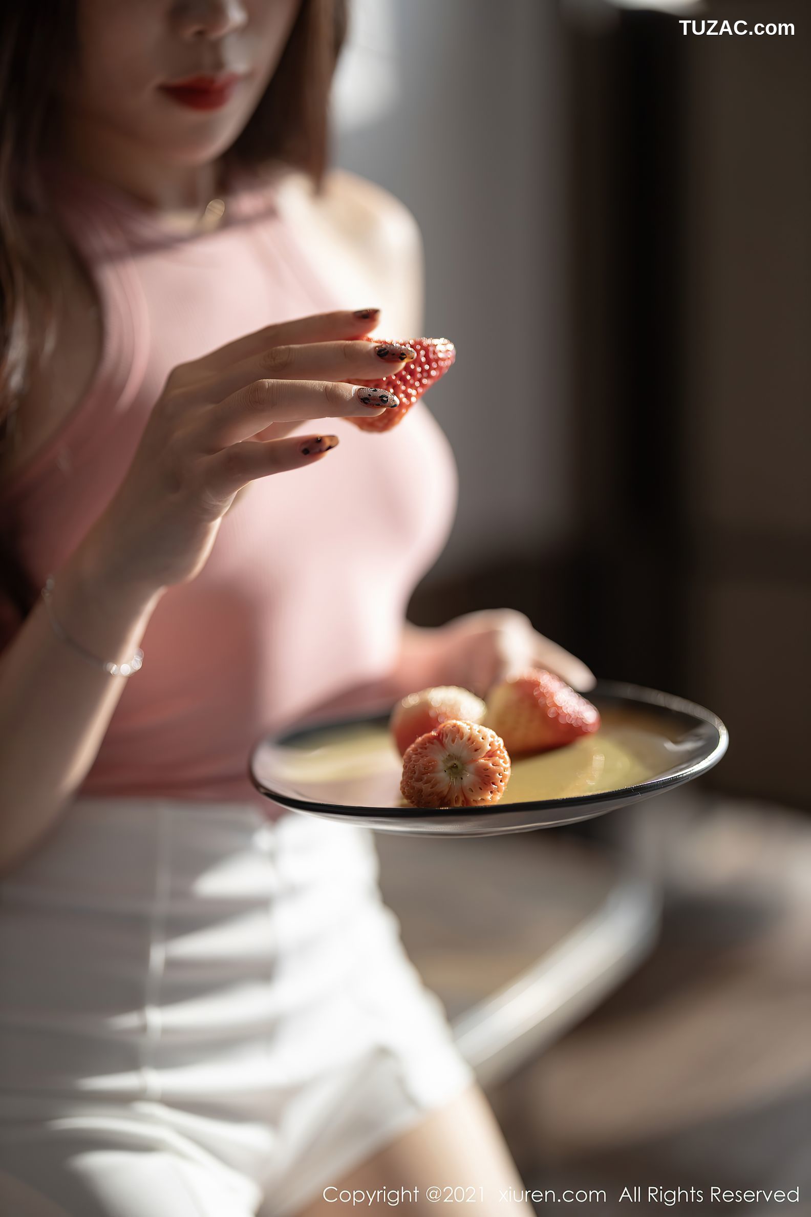 XiuRen秀人网-3245-芝芝Booty-粉色紧身衣肉丝-2021.03.25