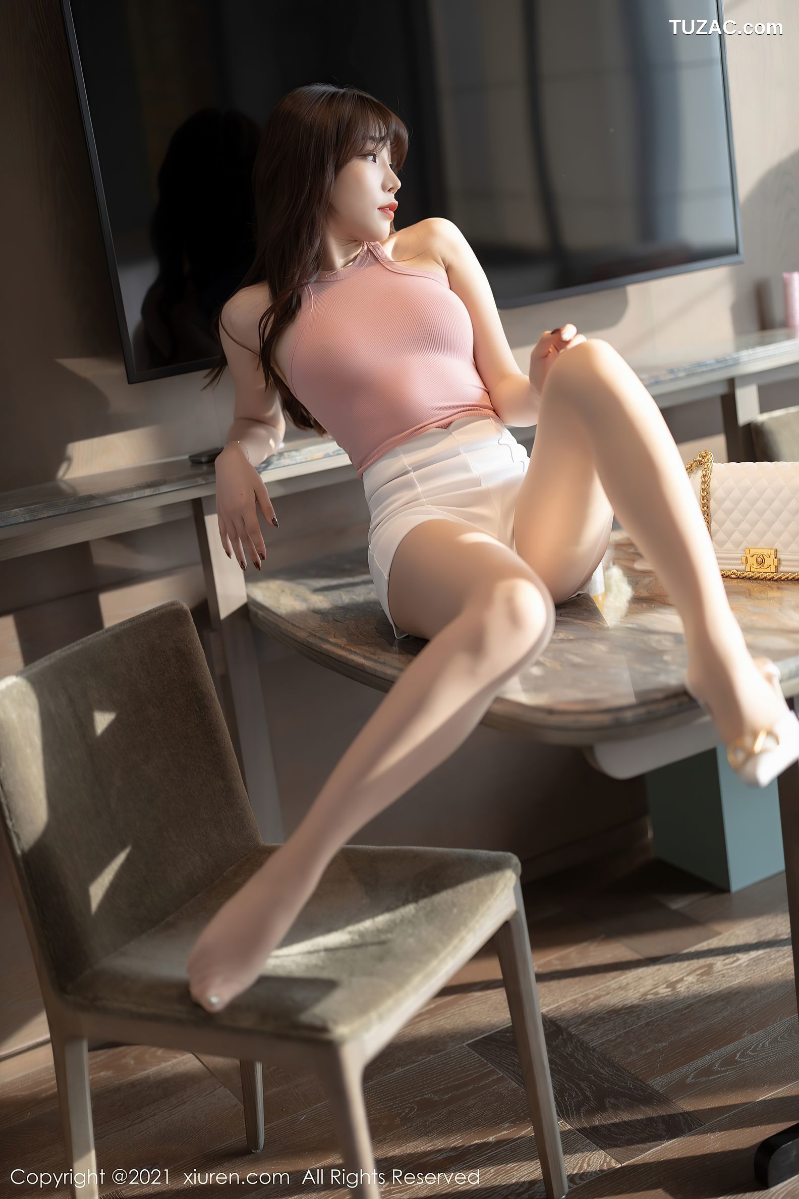 XiuRen秀人网-3245-芝芝Booty-粉色紧身衣肉丝-2021.03.25