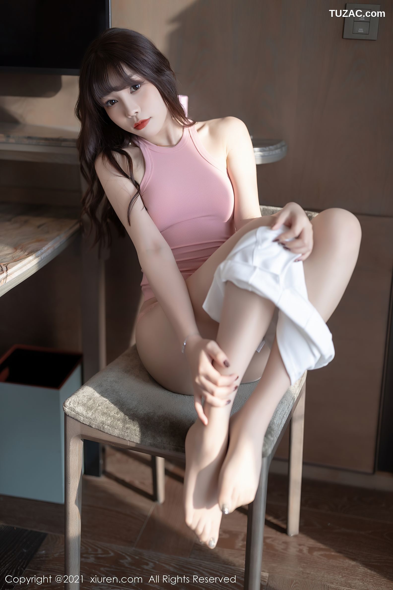 XiuRen秀人网-3245-芝芝Booty-粉色紧身衣肉丝-2021.03.25