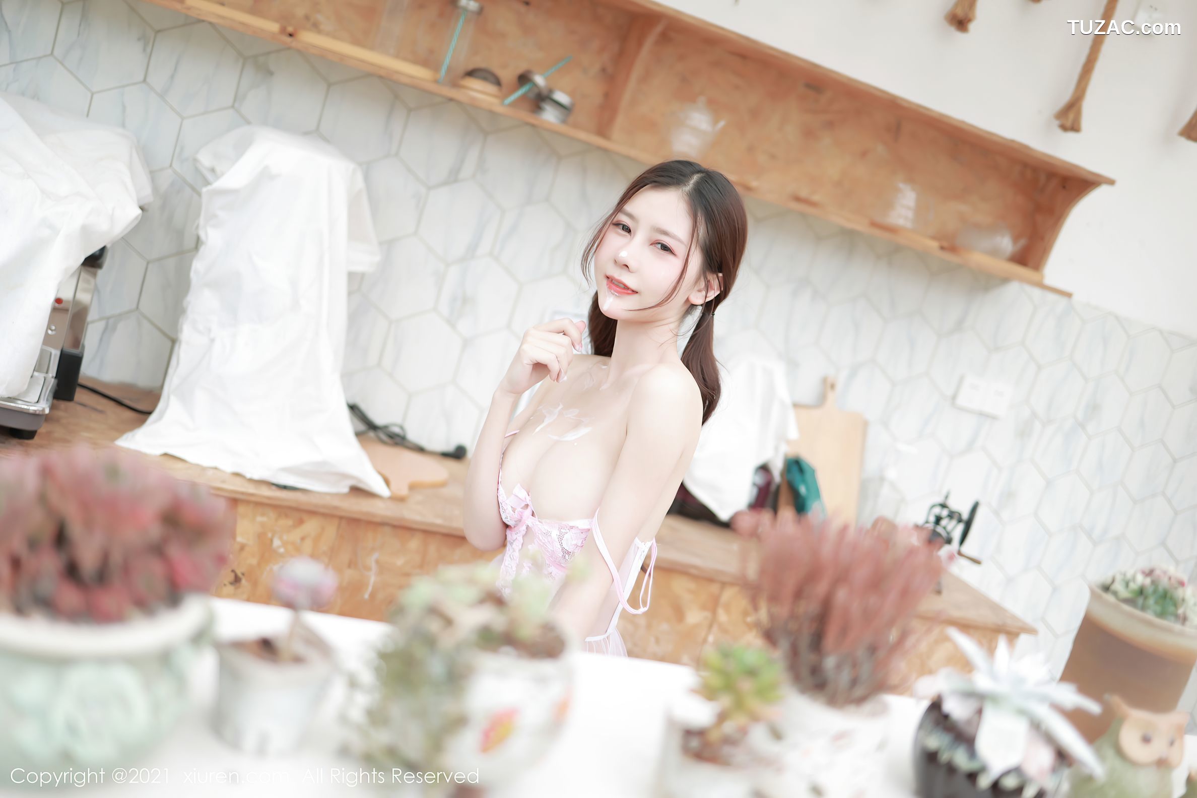 XiuRen秀人网-3251-尹甜甜-居家女友主题-轻透镂空粉色内衣-2021.03.29