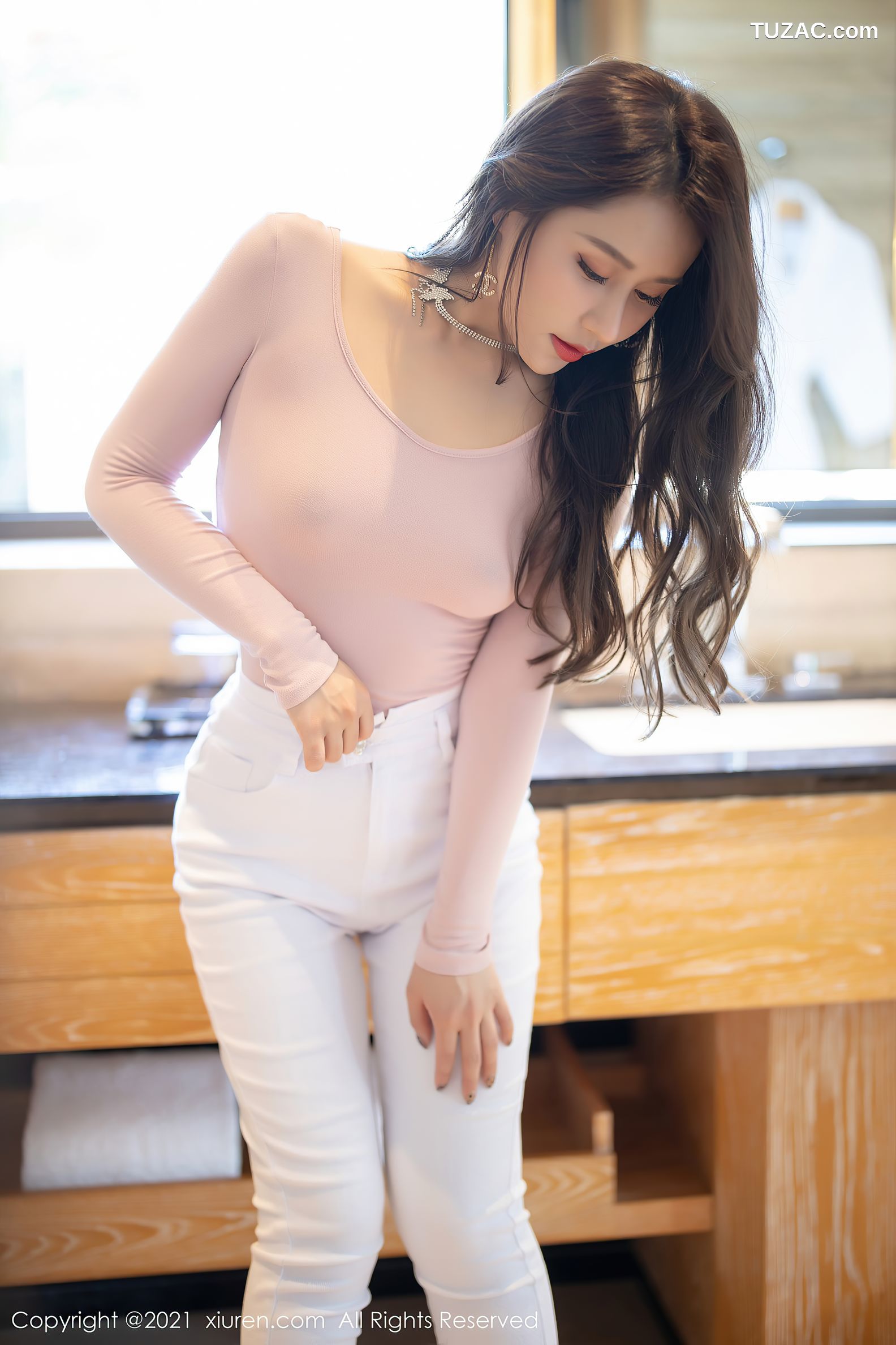 XiuRen秀人网-3253-徐安安-三亚旅拍-淡雅粉色上衣轻透丝袜-2021.03.29